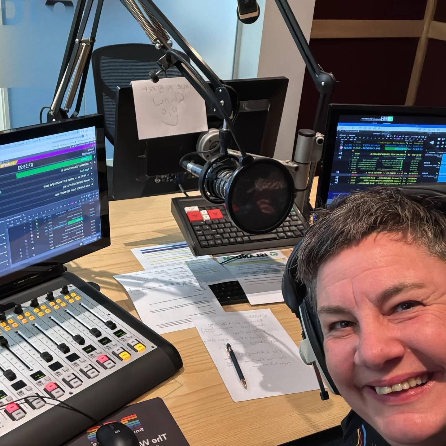 Back on live radio this week and loving it!
🎙️📻
I still do a lot of radio, but not so much of it live these days, however being asked to cover the Breakfast Show at Island FM is so cool, but it came with some logistical issues, due to other commitm