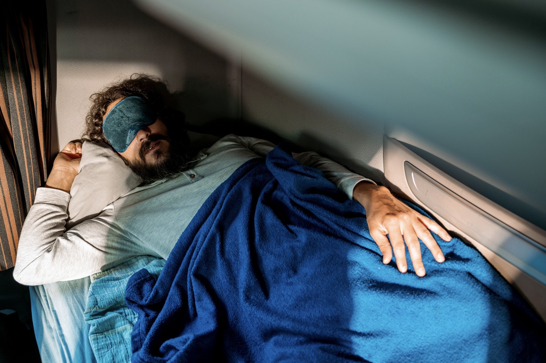 how to fix my sleeping problems how-to-fix-sleep-schedule-man-sleeping-on-plane