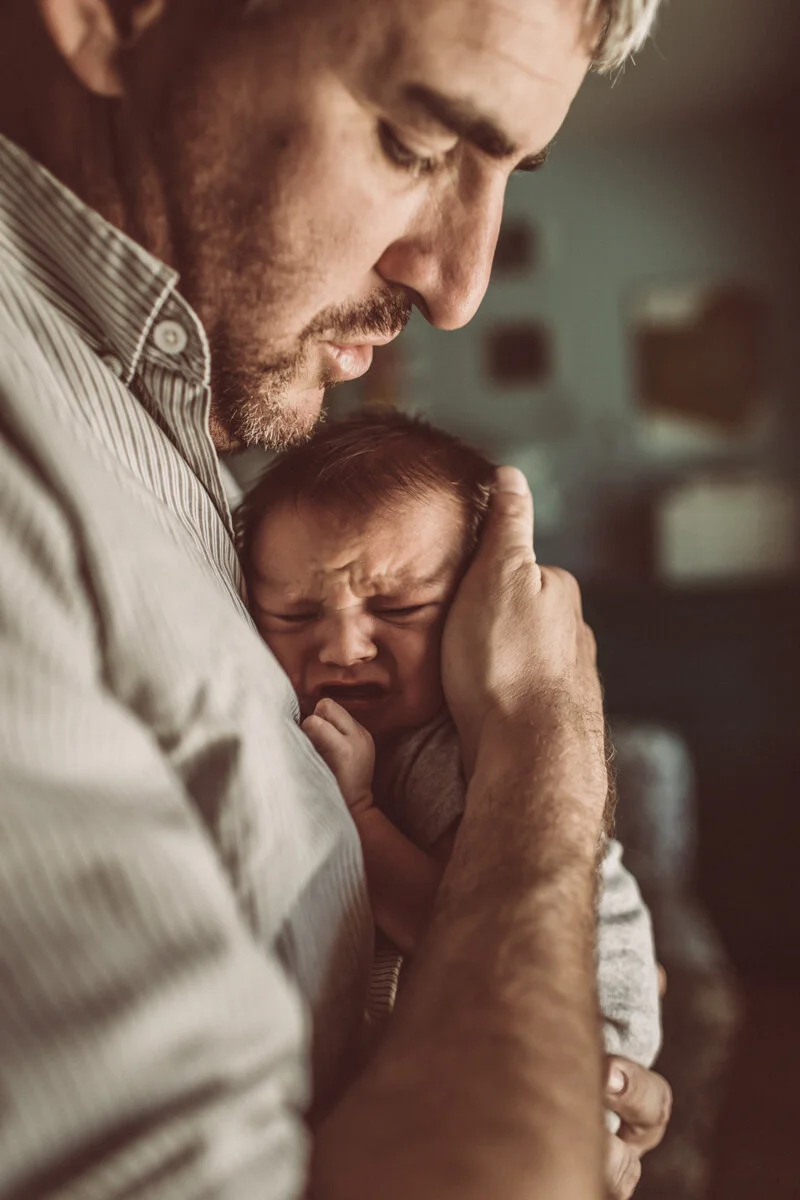 IMG_4577-dad-holding-newborn-baby-yuma-photography.jpg