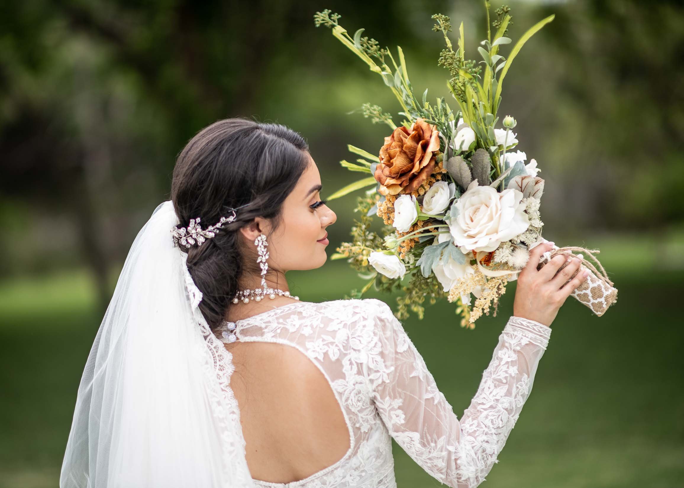 wedding-photographer-photography-okc-edmond-oklahoma-city-beautiful-bride-bouquet-flowers-smell-rustic-rose-barn-chadandbriephotography.jpg