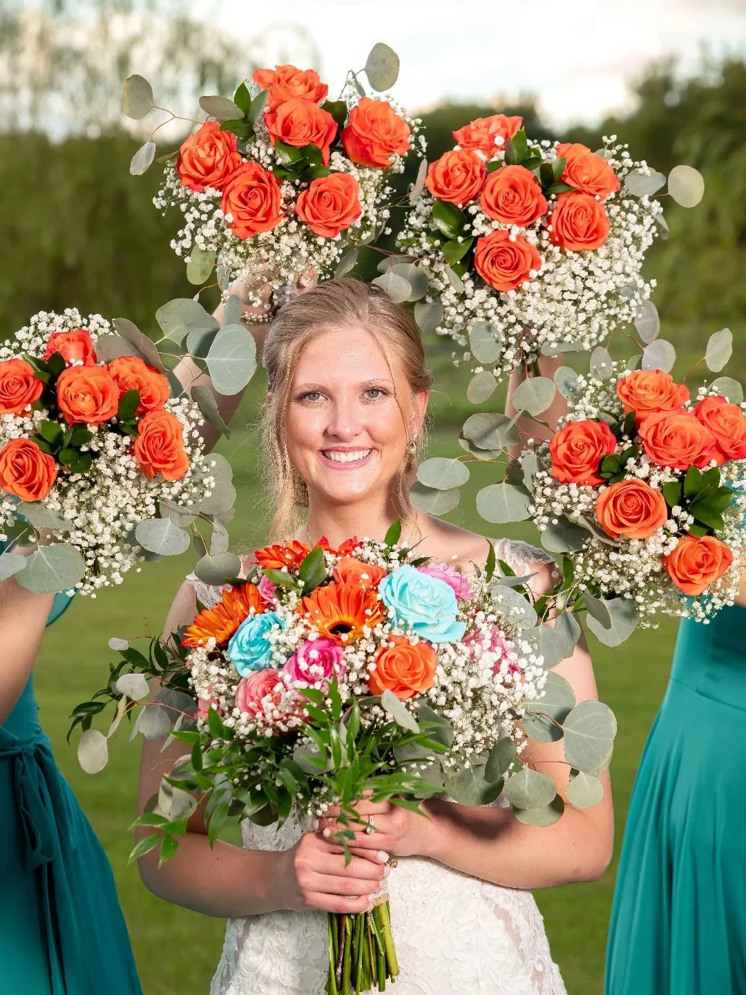 Surrounded by her girls and a whole lot of blooms 💐🌹🌺