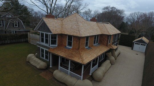 Man ohh man. 🤤What Are Your Thoughts On This Project ? 🔥

. 
.
.
.
.
.
.
.
.

#thehamptons #cedarroof #cedar #construction #contractor #architecture #builders #building #hamptons #realestate #siding #wood #cedarwood #roofingcompany #shingling #shin