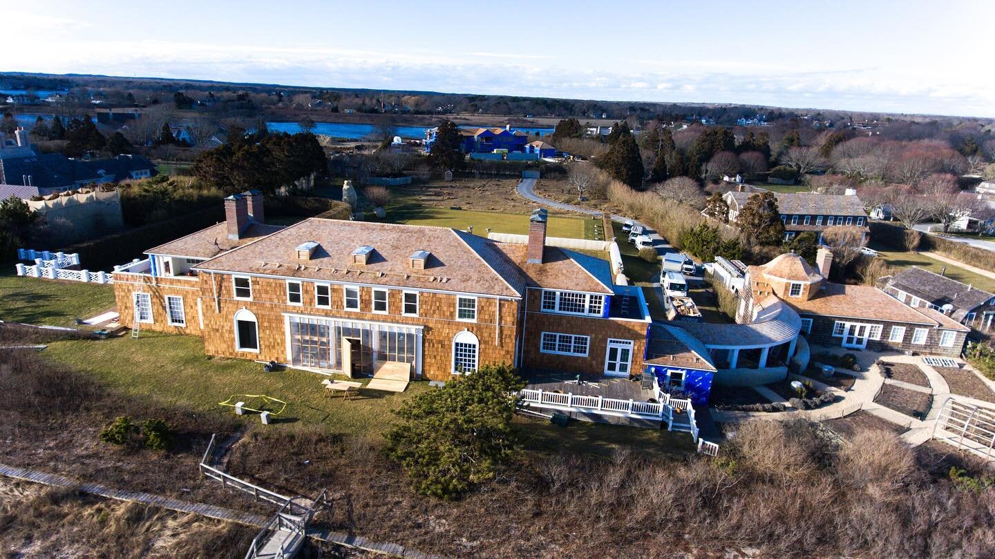 Transformation Tuesday 🔥

.
.
.
.
.
.

. 
.
.
.
.
.
.
.
.

#thehamptons #cedarroof #cedar #construction #contractor #architecture #builders #building #hamptons #realestate #siding #wood #cedarwood #roofingcompany #shingling #shingles #cedardesign #h