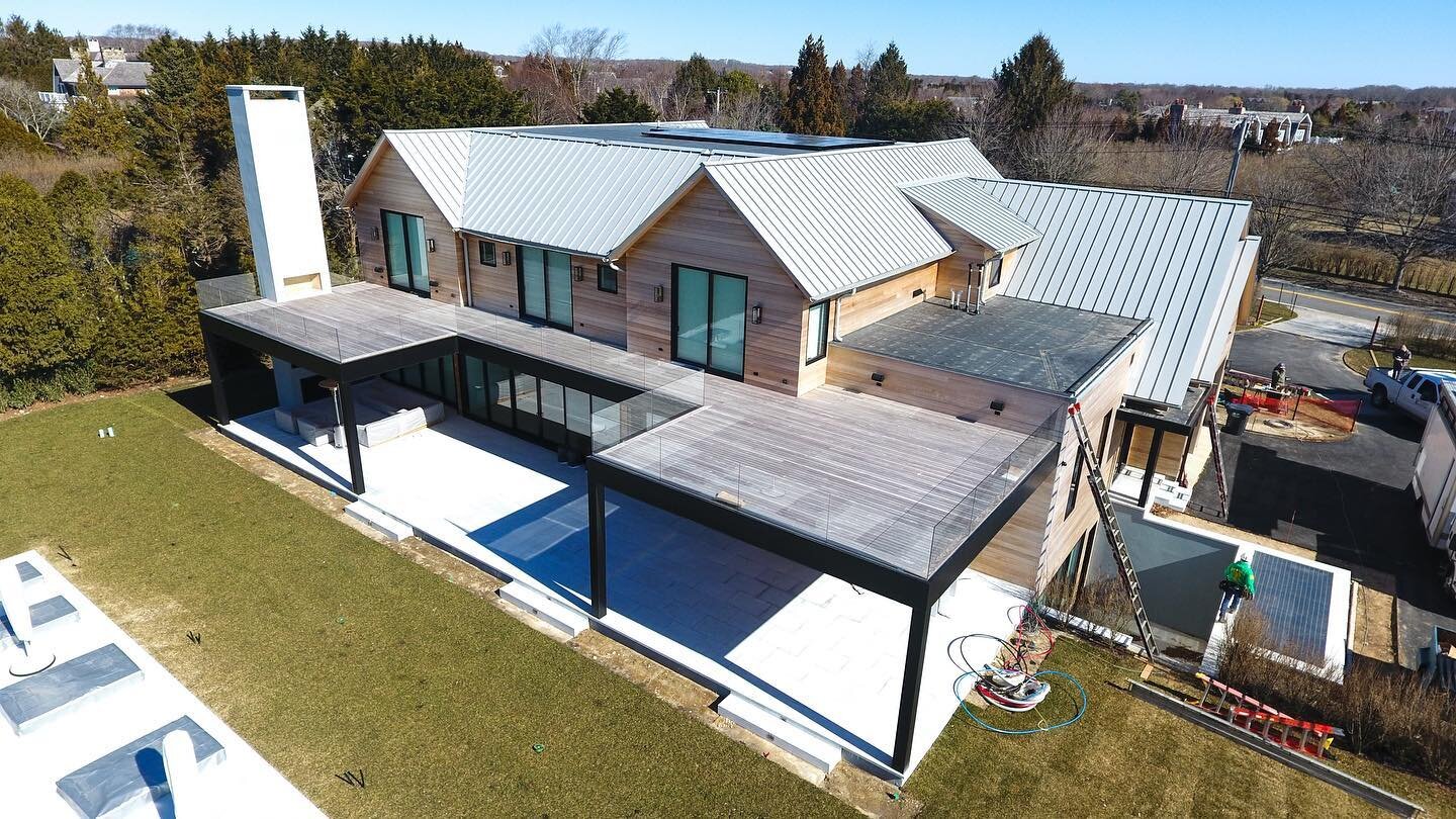 Yeah... She&rsquo;s a dime🔥
Aluminum Roofing With A Side of 1x16 Cedar Shiplap🏠
.
.
.
.
.
.

. 
.
.
.
.
.
.
.
.

#thehamptons #cedarroof #cedar #construction #contractor #architecture #builders #building #hamptons #realestate #siding #wood #cedarwo