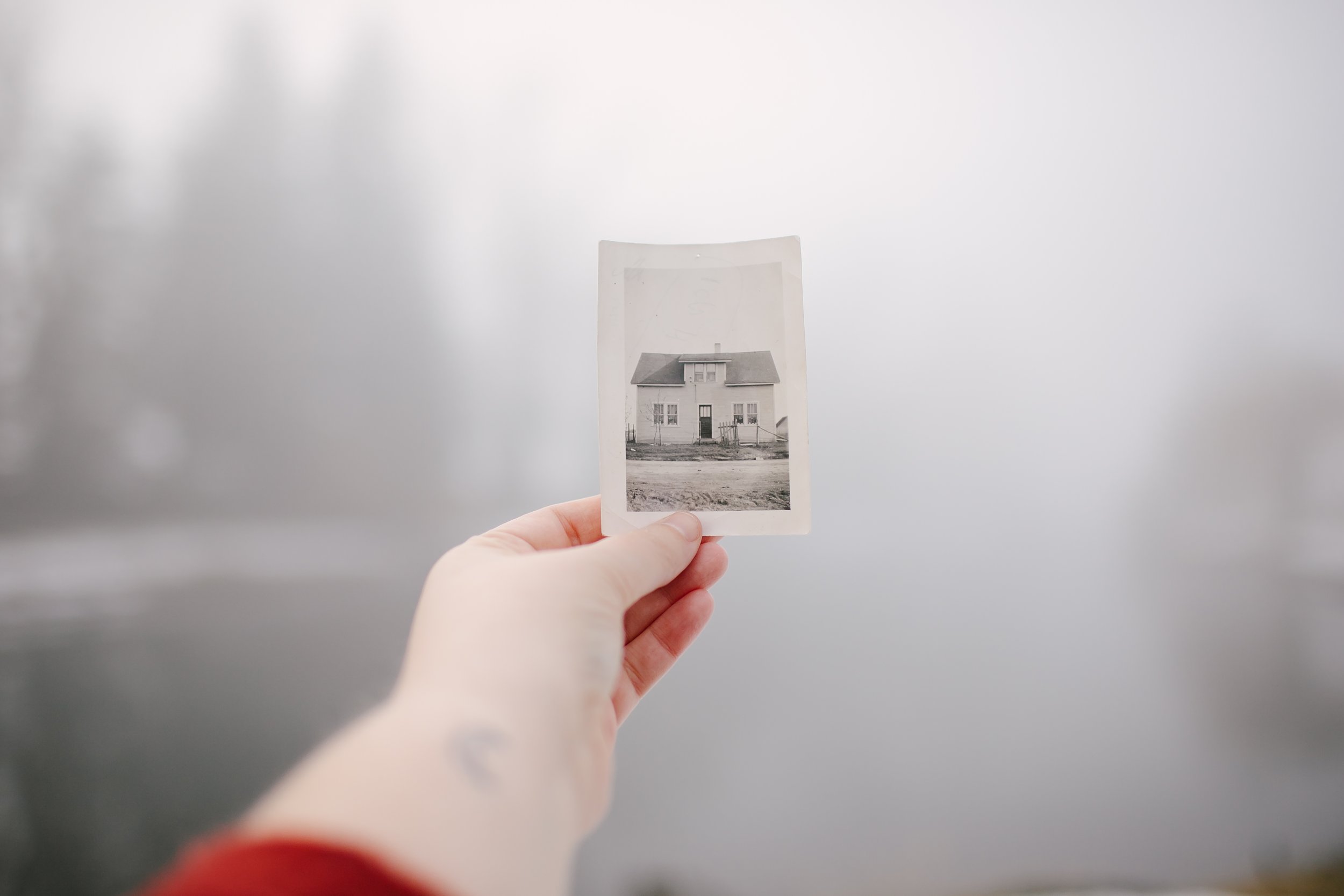 GRIEF HOUSES | Narrative Photography Project