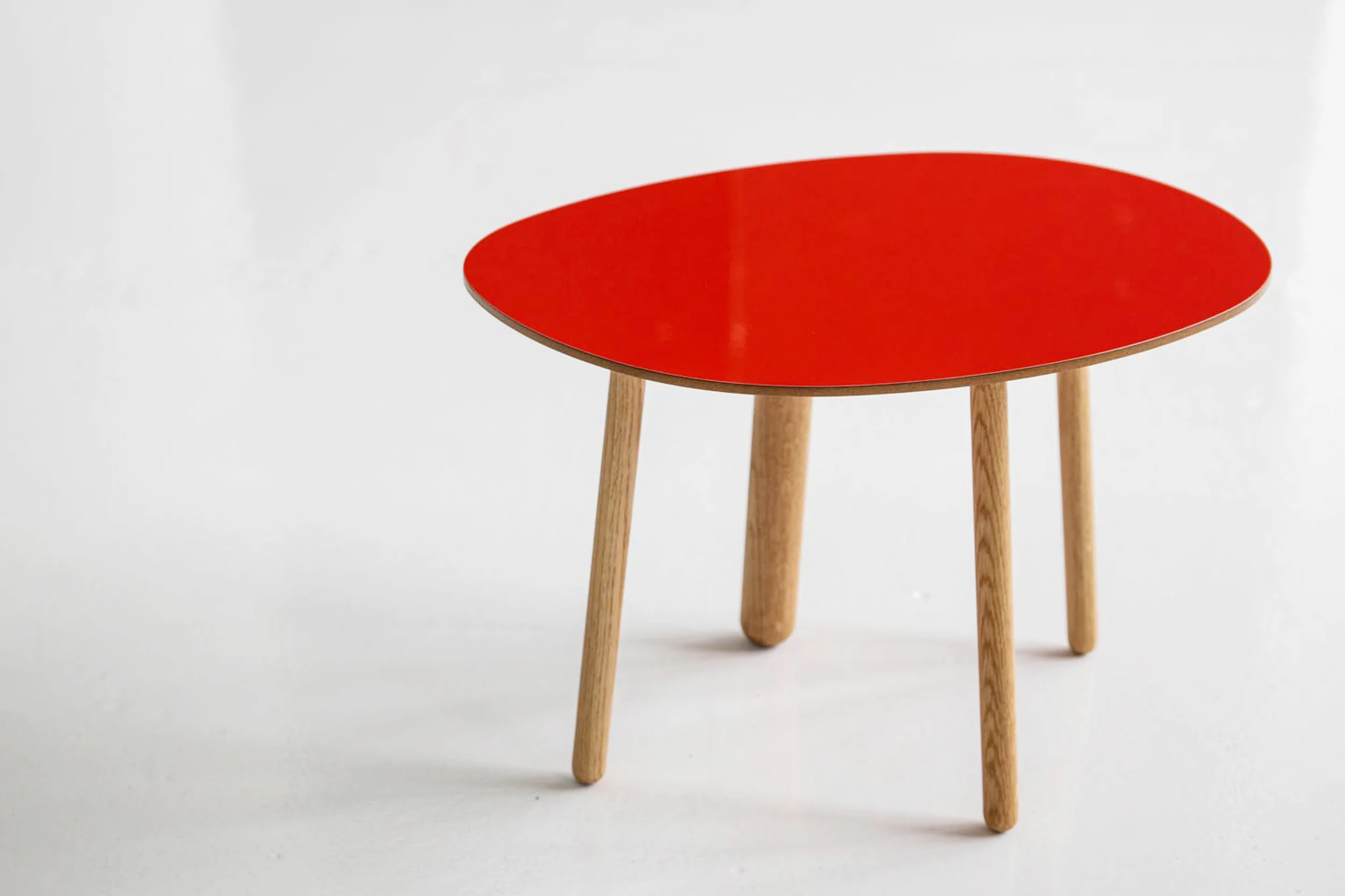 Morris coffee table model 2 in glossy red