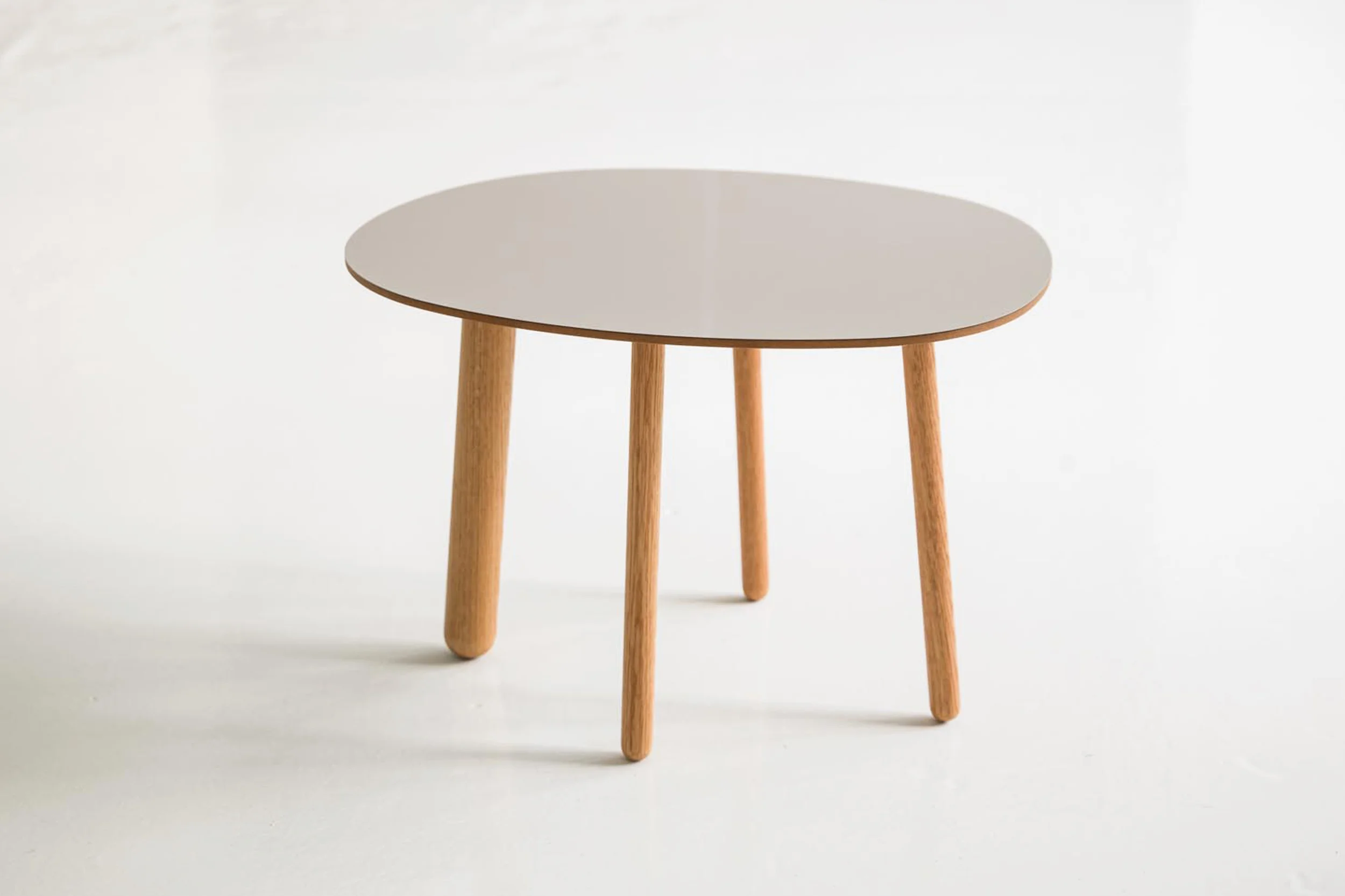 Morris coffee table model 2 in glossy beige ardenne