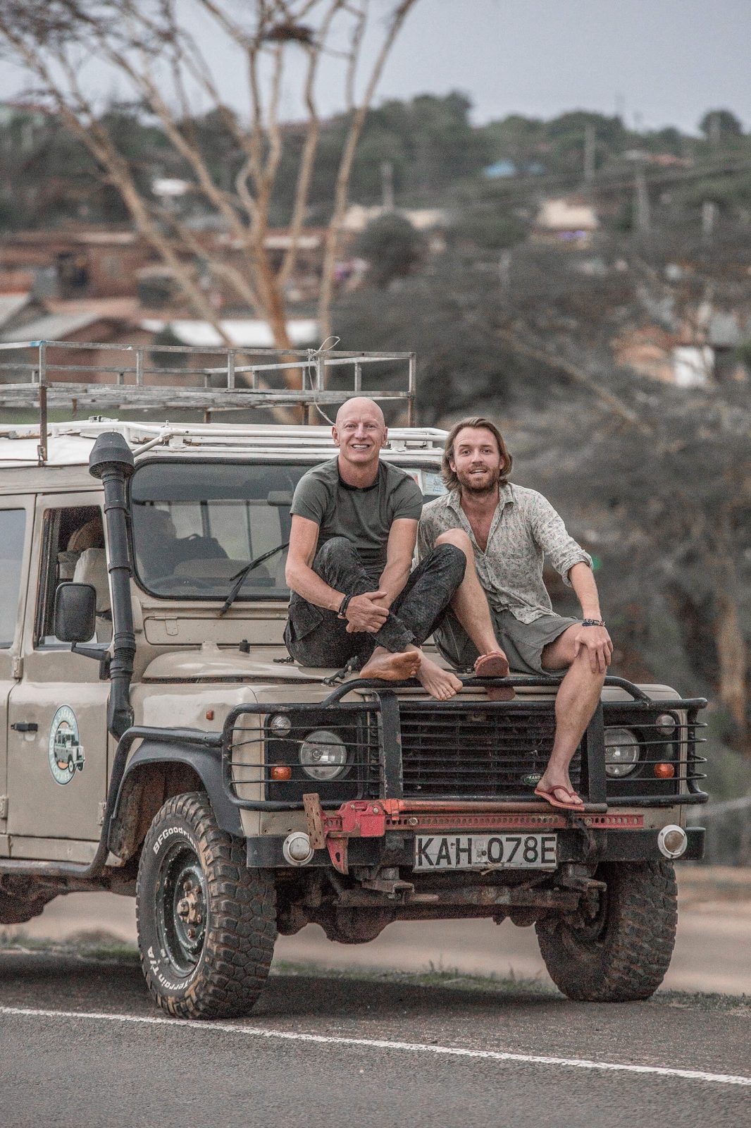 CT Jimmy Nelson en Charles Witlox in Kenia Afrika Charlie's Travels.jpg