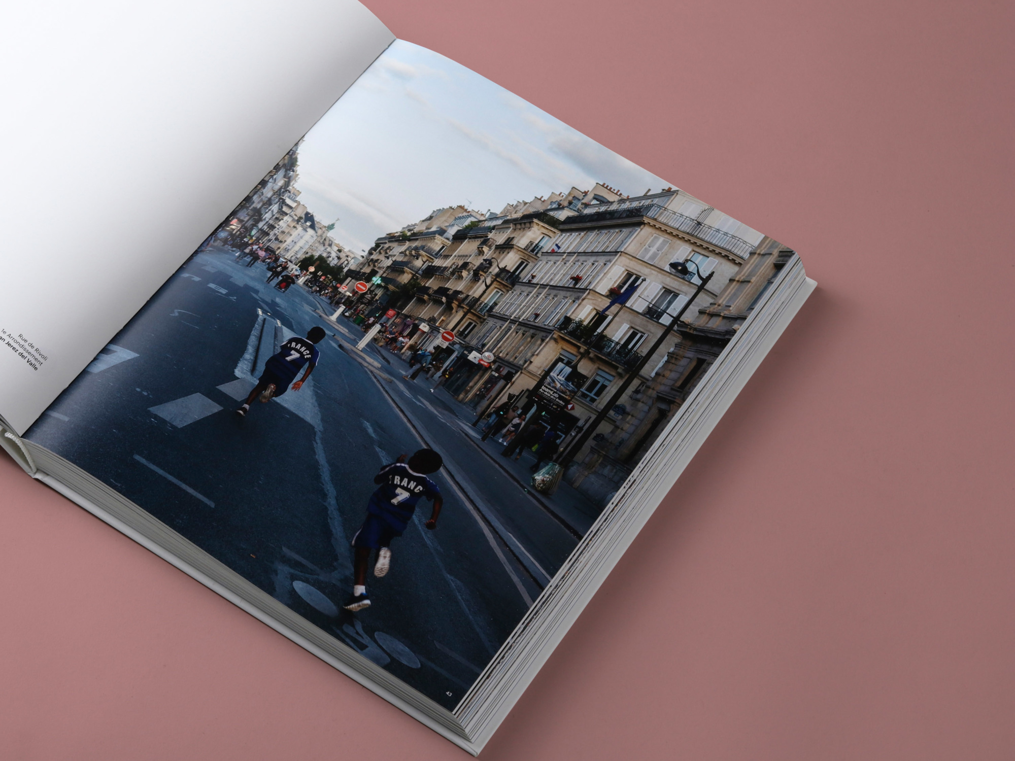 mendo-book-streets-of-paris-studio-4-2000x1500-c-default.jpg