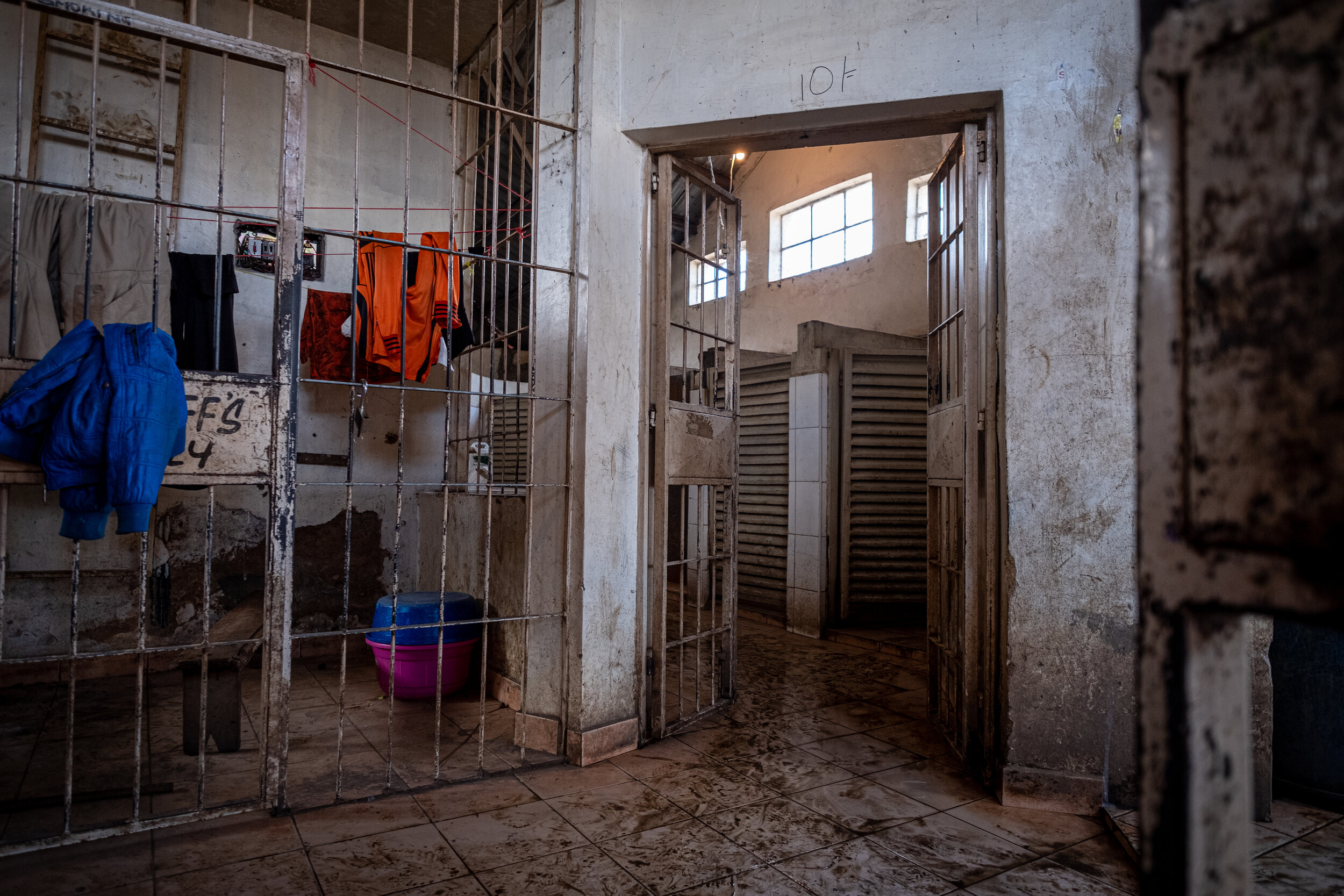 Mathare Toilets | Trouw | Door Joost Bastmeijer-8.jpg