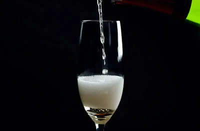 bottle-champagne-pouring_web_DSC5893.jpg