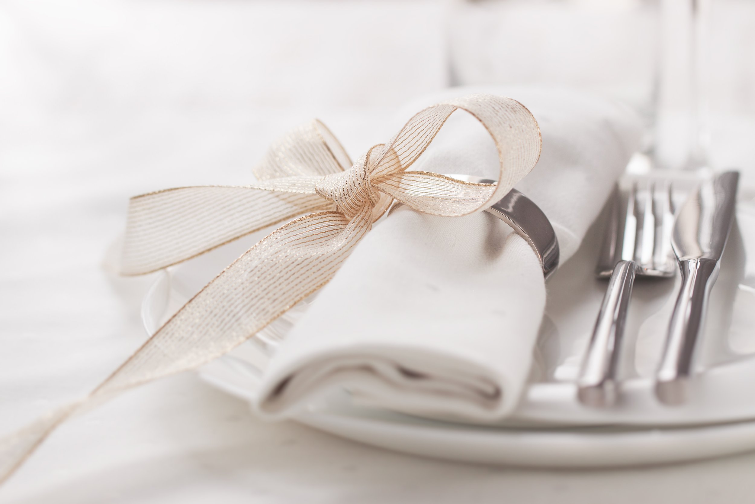 dish-with-cutlery-napkin-with-bow.jpg