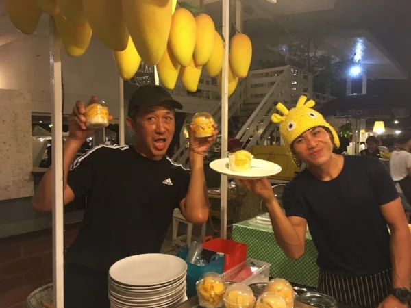 And if the live music and the open air theater weren't enough entertainment at the night market, you could also enjoy the enthusiastic vendors who seemed to love their jobs.