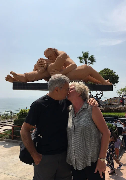 “When in Lima, do as the Limans do”. Stop for a kiss in front of the “El Biso” statue.