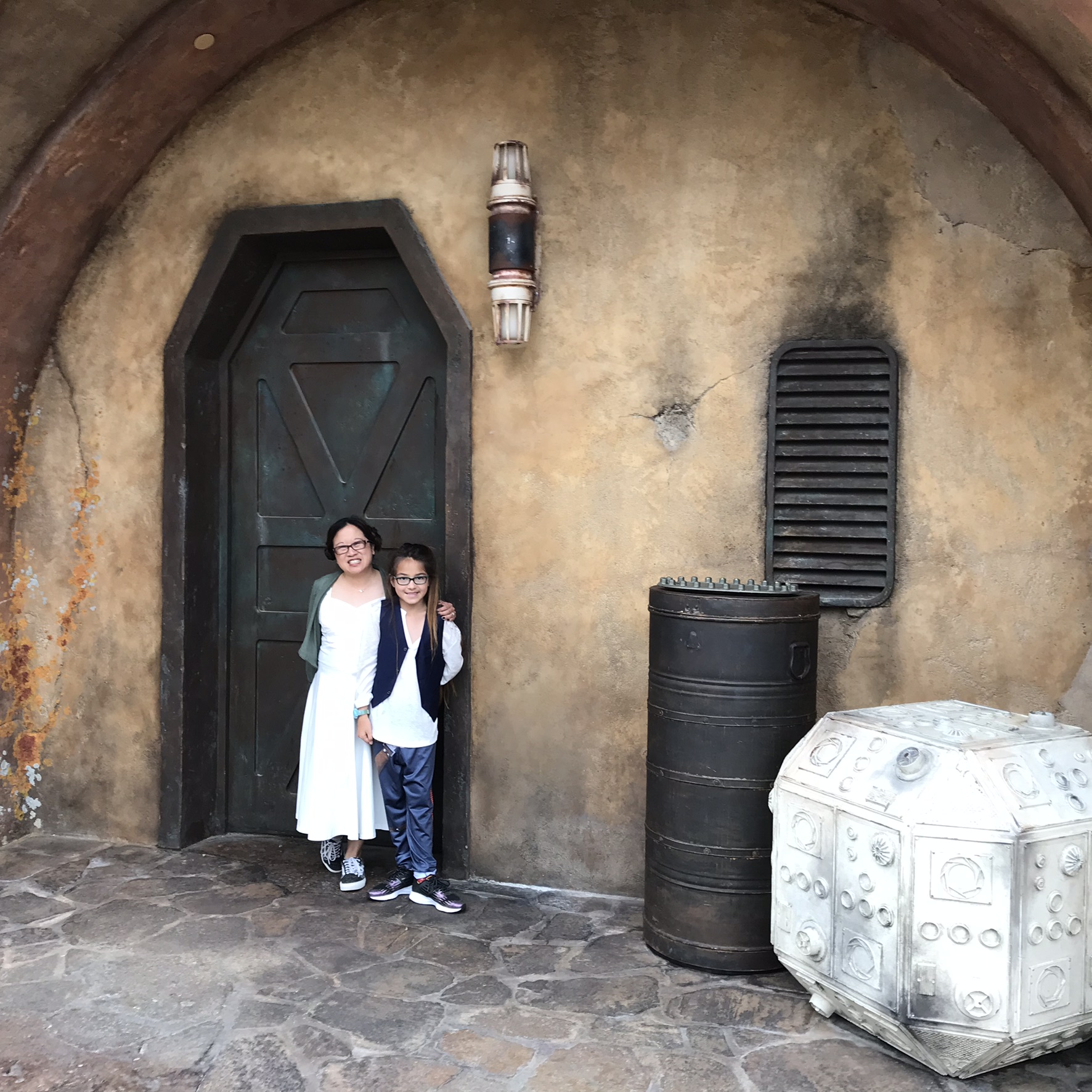 Leia and Han at their vacation home on Batuu.