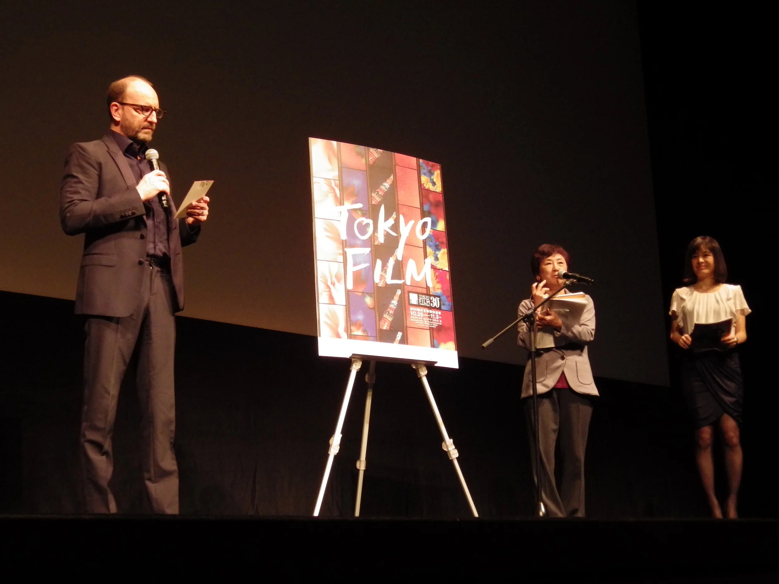 Soderbergh gave a stage greeting at the Japanese premiere of his film Logan Lucky.