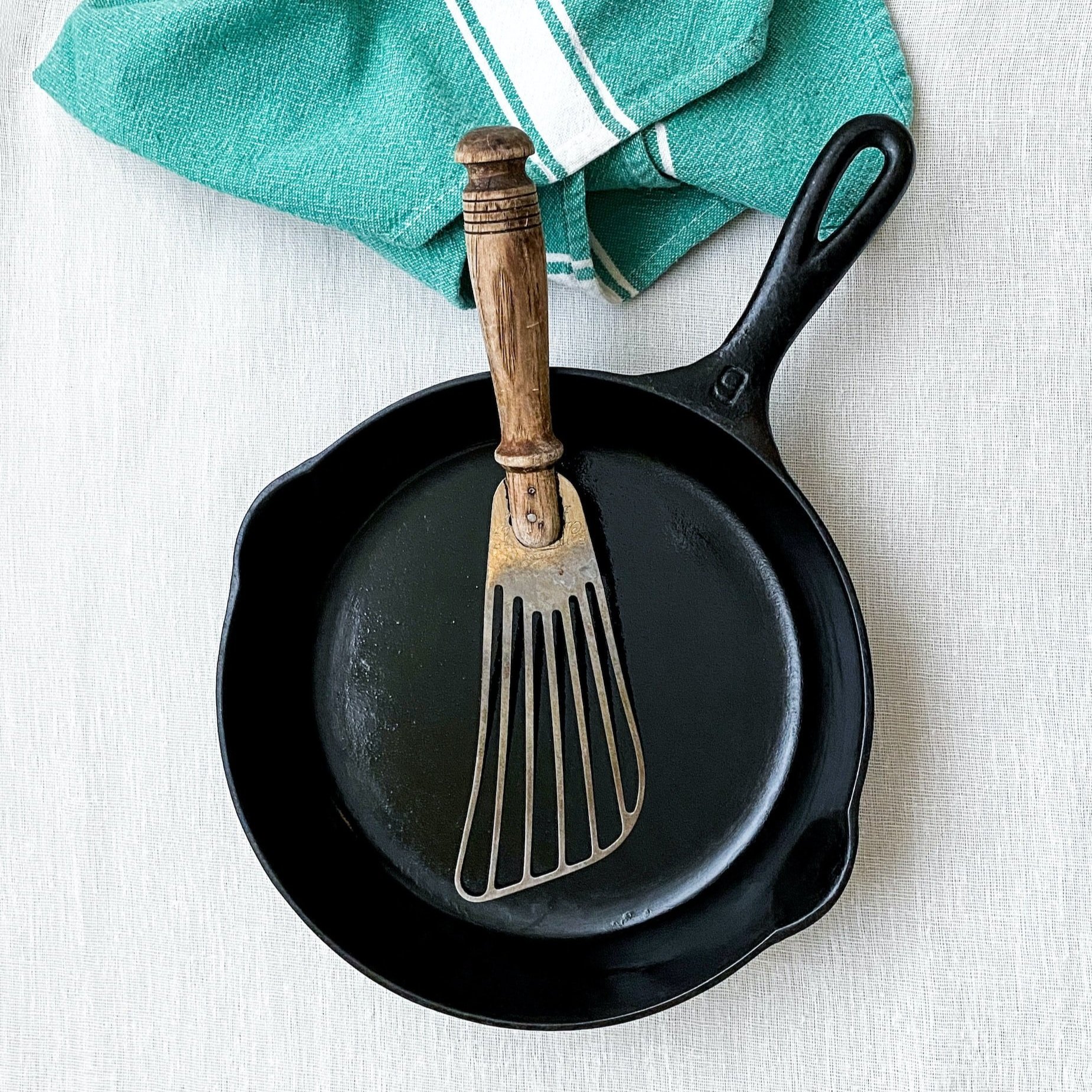 Iron Frying Pan And Spatula Stock Illustration - Download Image Now - Icon  Symbol, Stir-Fried, Baking - iStock