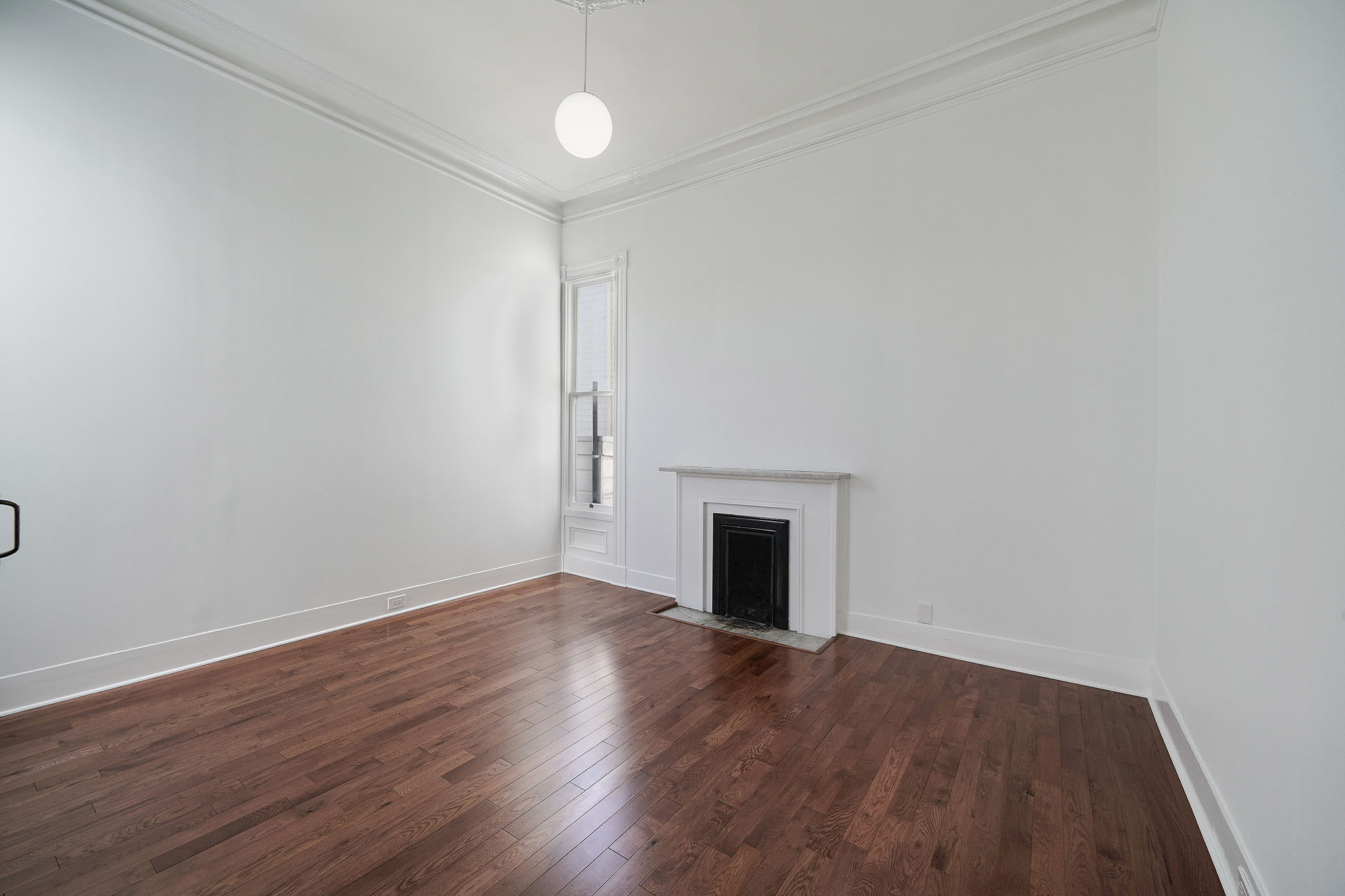 1911 1:2 1st bedroom fireplace.jpg