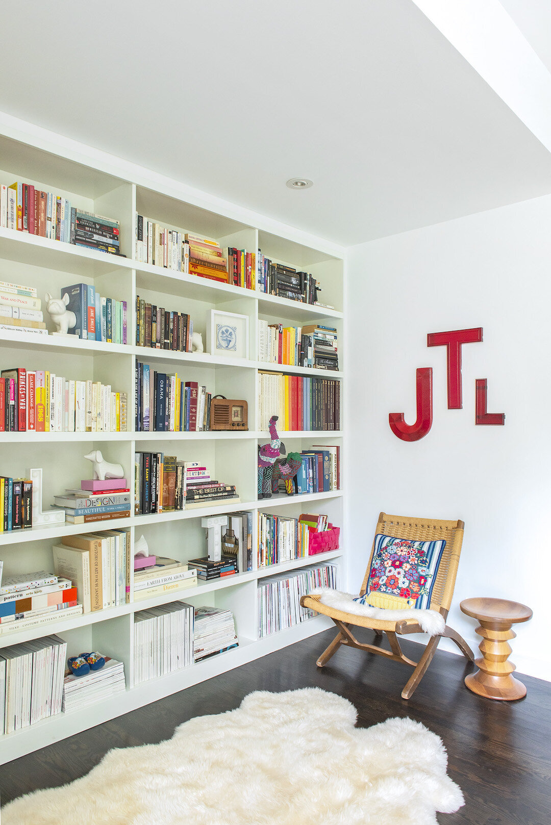 bookshelf-eames-stool.jpg