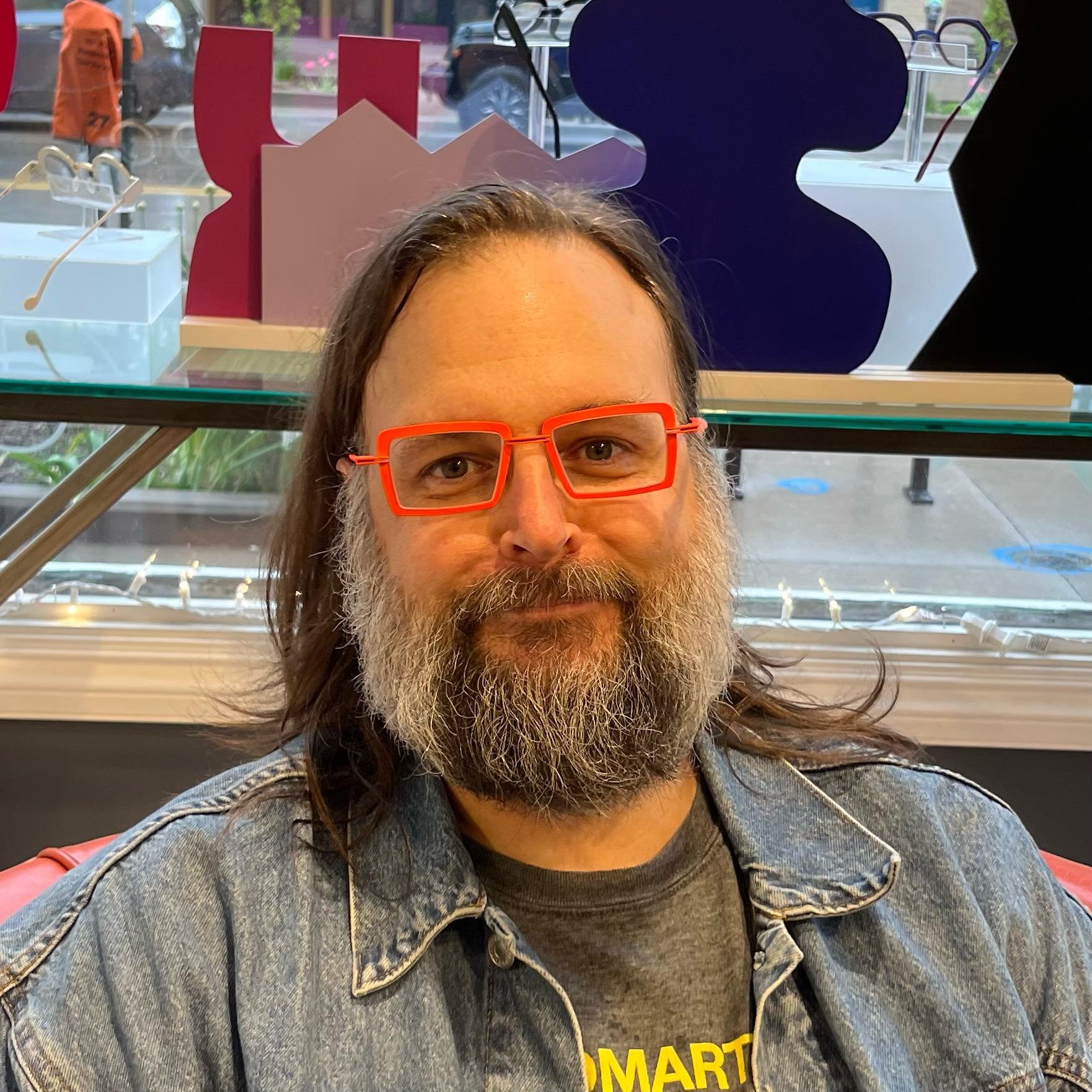 How cool is this frame?!🫢✴️ 

Dave picked the &ldquo;Ribbel&rdquo; in Fluo Orange by @theoeyewear and it&rsquo;s perfect!