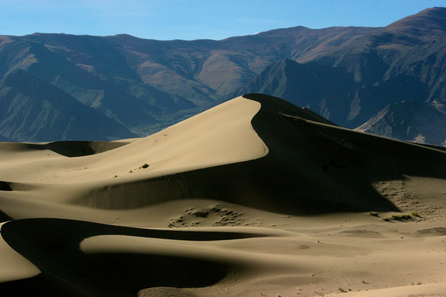 dunes_mountains.jpg