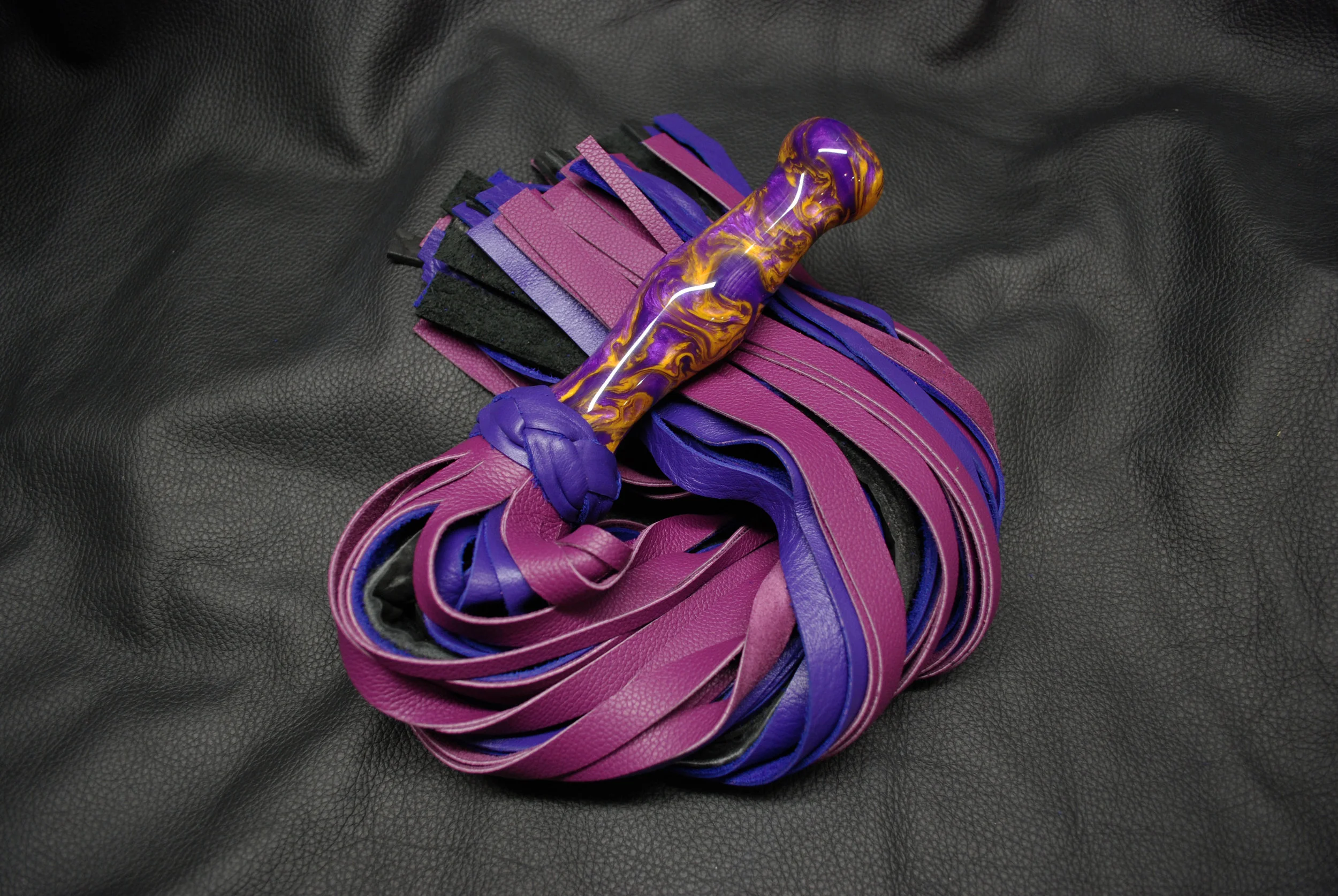 "Elegance" Acrylic Handle Flogger
