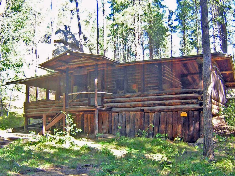 Bishop’s Cabin – 2 Queen beds, 1 full, 2 twin