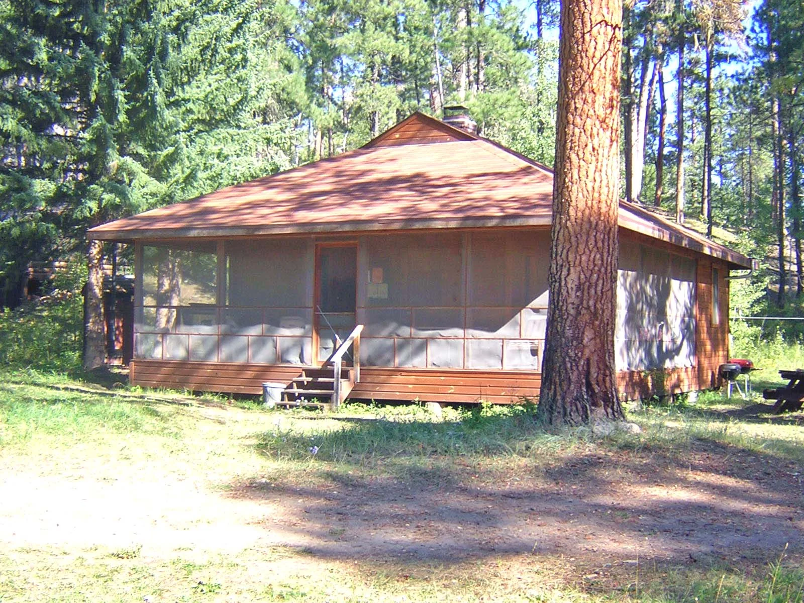 Guest Cabin – 2 Queen beds, 4 twin