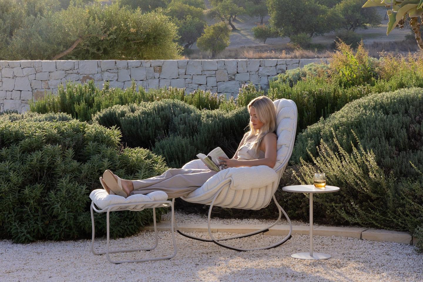 Proof that modern style and comfort can coexist- the @royalbotania Folia rocking chair.  Warm days in the garden are around the corner!