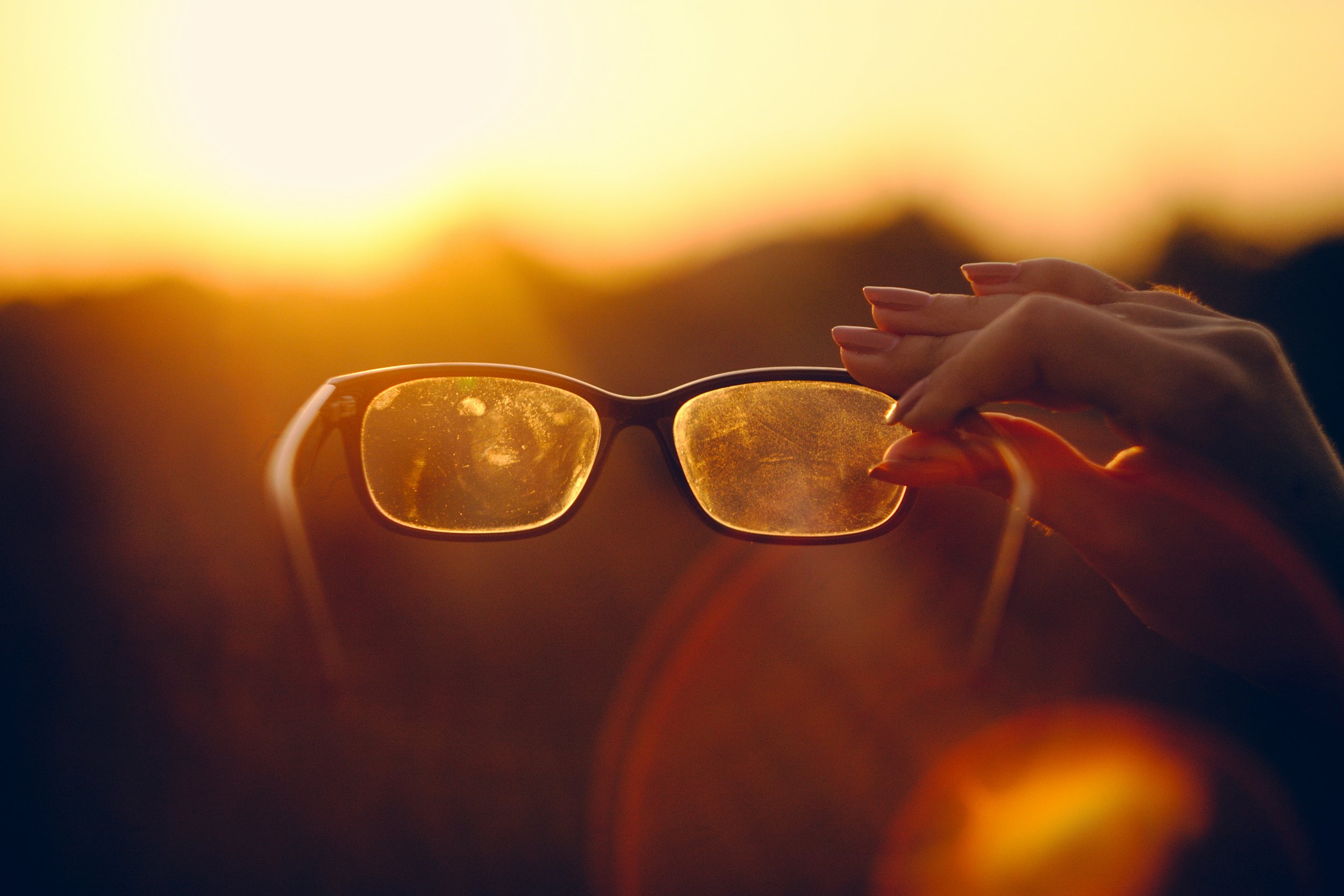 How to Properly Clean Eyeglasses: The Complete Guide (Without Ruining the Coating)