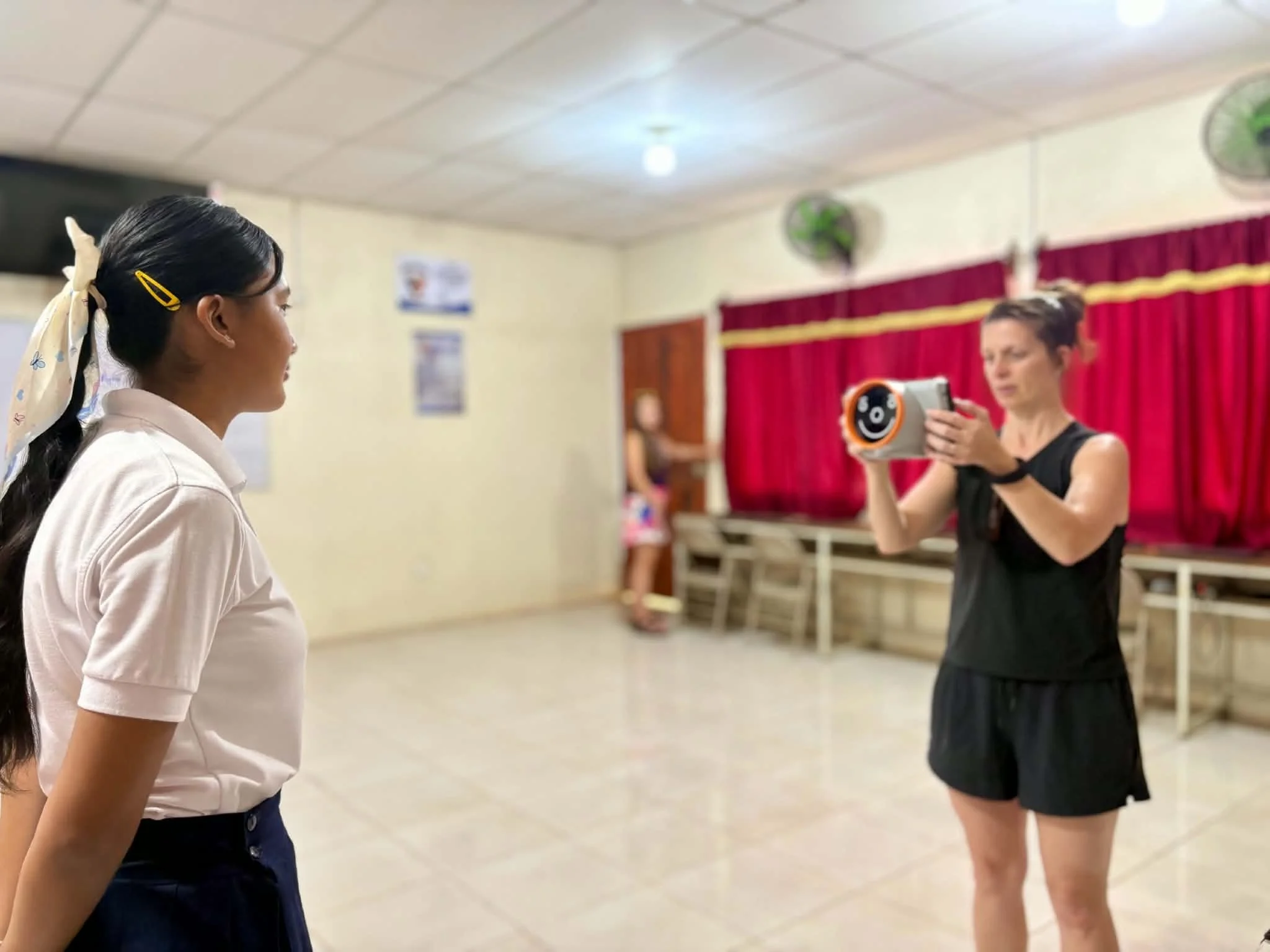 Dr. Jennifer Carter screening students for glasses in Nicaragua