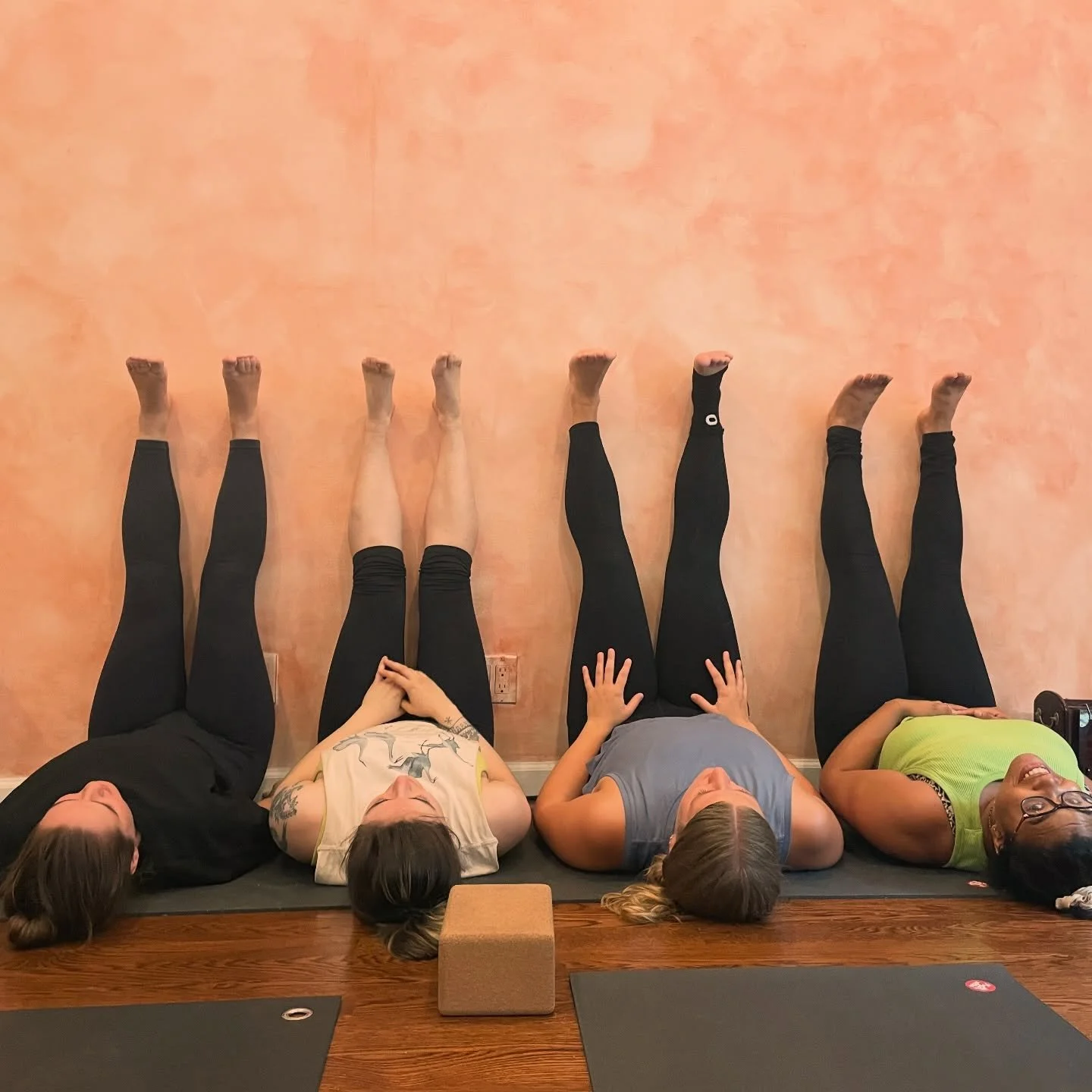 You can practice vinyasa but you can also do this !
Modify the practice as you need !

Happy winter !
Daya