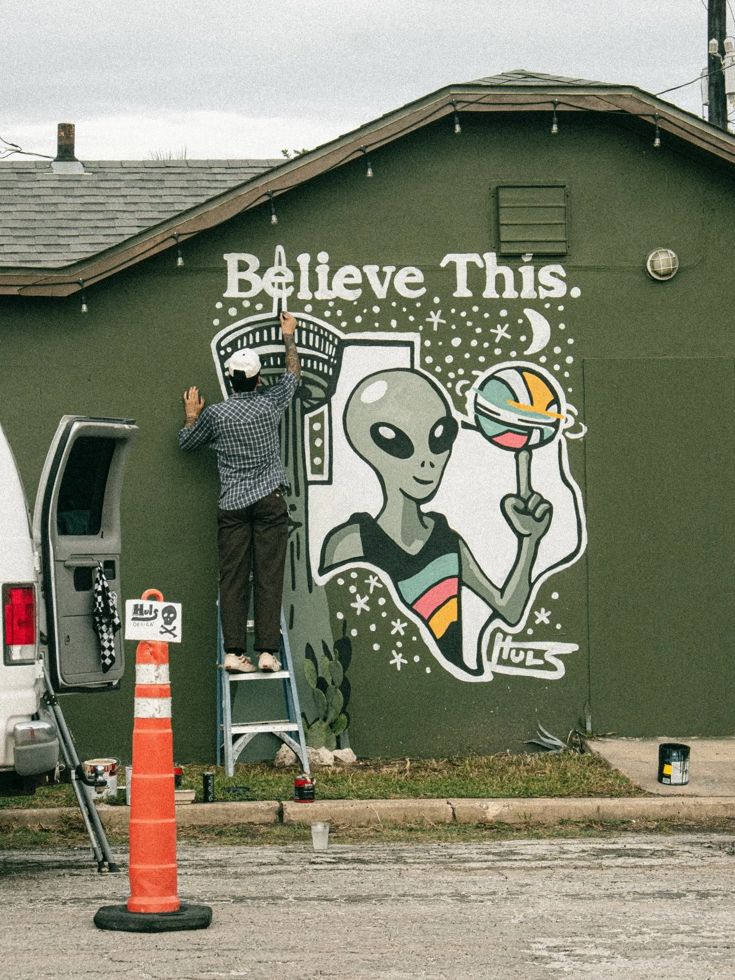 BELIEVE THIS.

The newest mural in Southtown, designed and painted by yours truly at team @hulsdesign 

Located at Palomino in San Antonio (@palomino_satx )

Photos by the talented @125th_photo 

#hulsdesign #sanantonio #spurs #gsg