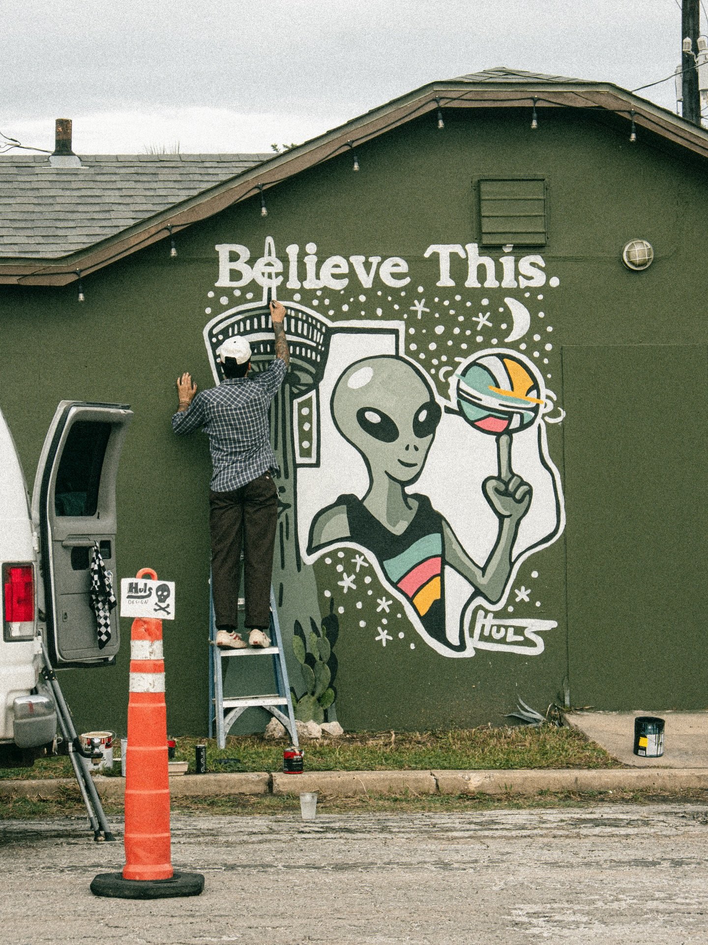 BELIEVE THIS.

The newest mural in Southtown, designed and painted by yours truly at team @hulsdesign 

Located at Palomino in San Antonio (@palomino_satx )

Photos by the talented @125th_photo 

#hulsdesign #sanantonio #spurs #gsg