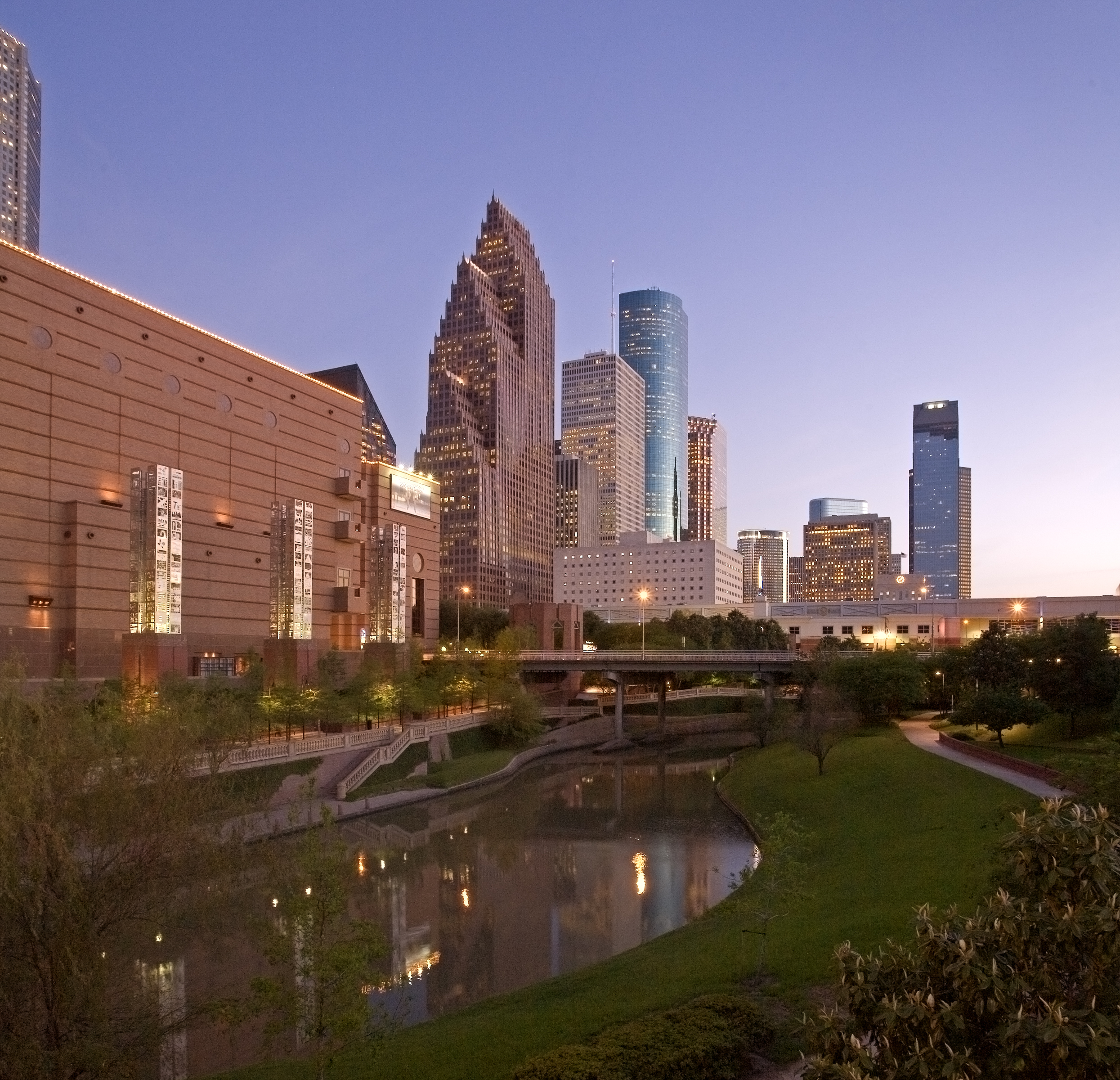 Downtown_Skyline_and_Wortham_c_visithoustontexas.jpg