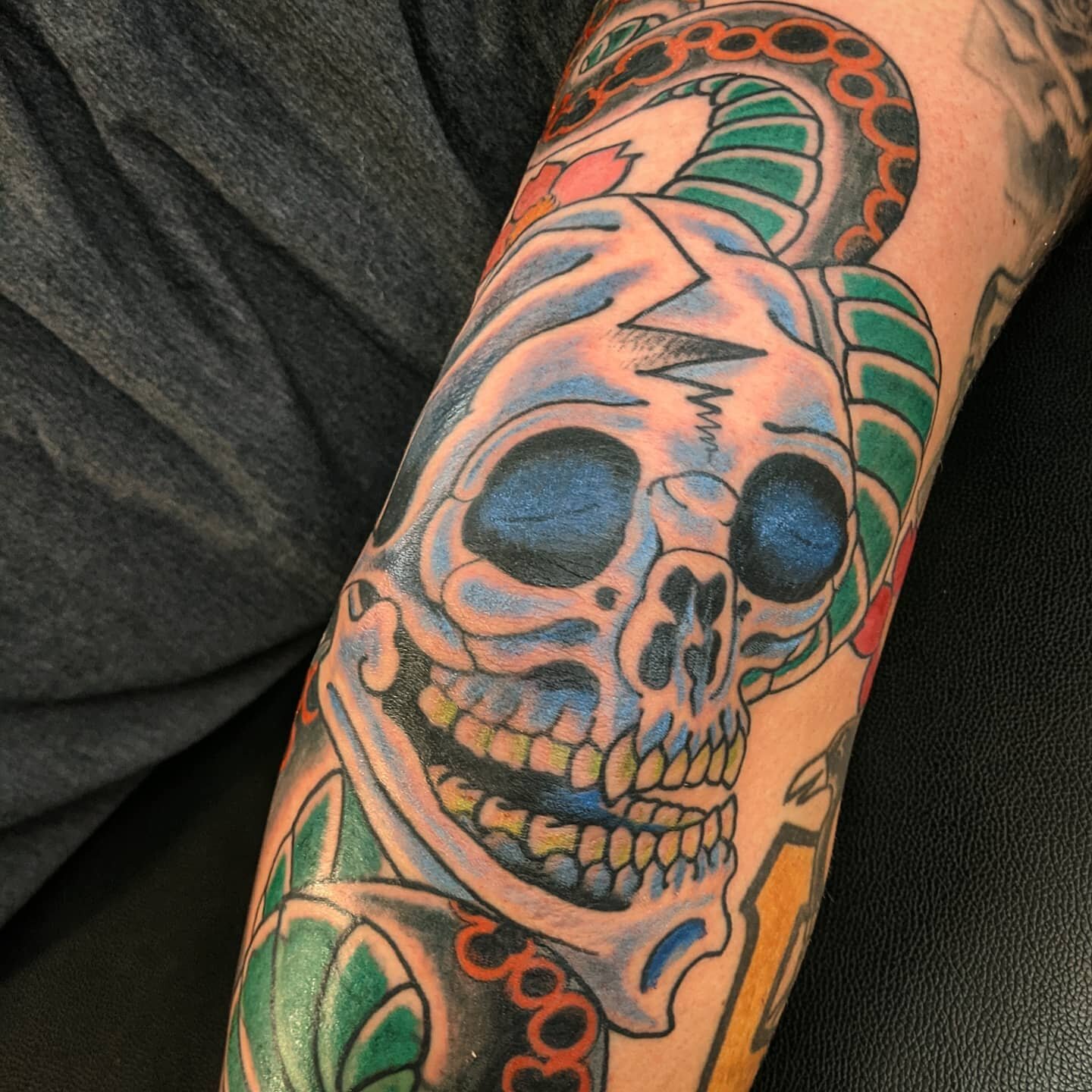 I'm always happy to blast over old tattoos as long as you let me make it cool 😎. Gonna add background next!

#threeriverstattoo #chromatattooink #coveruptattoo #skulltattoo #snaketattoo #meattube #swellbow