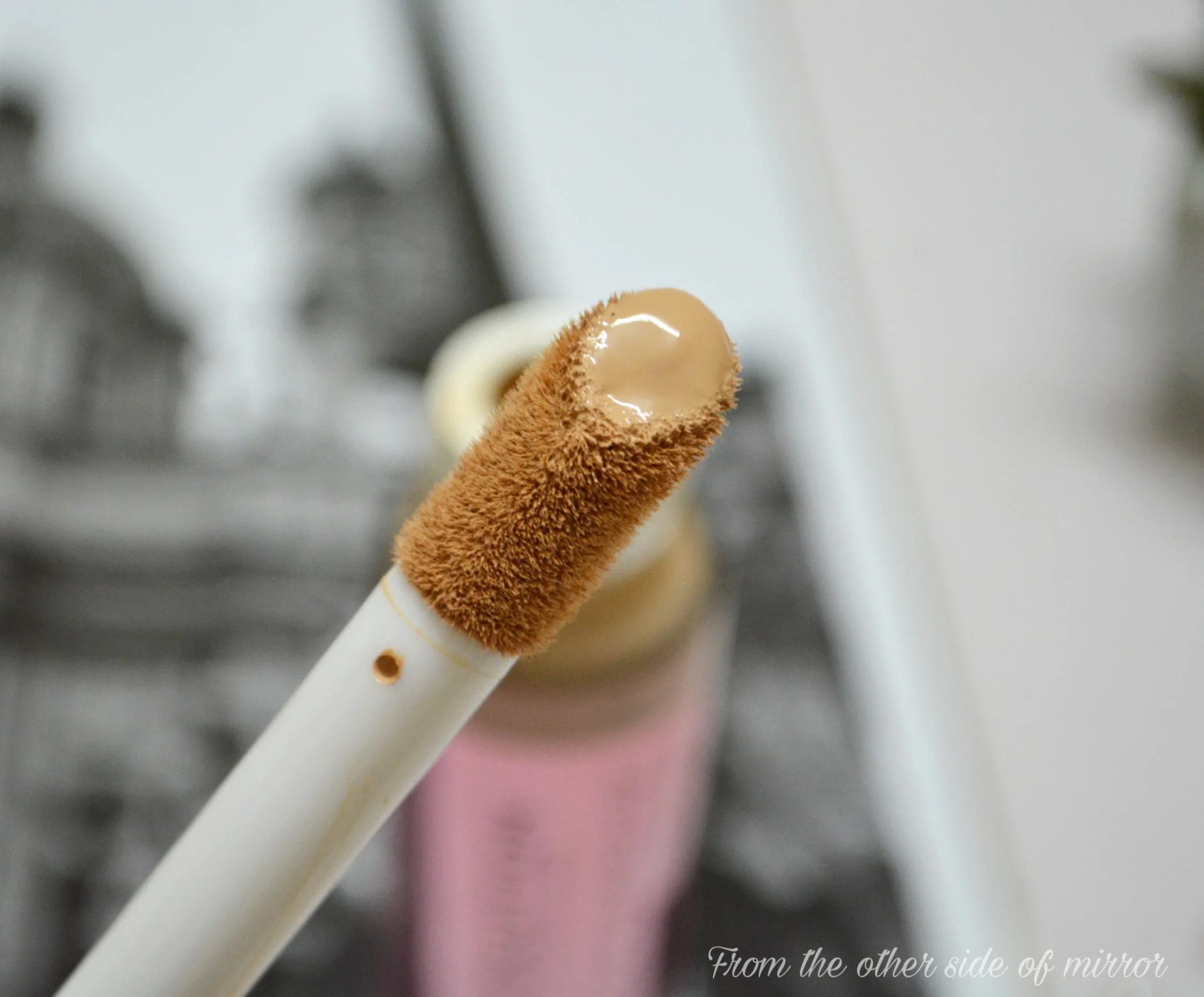 MakeupRevolution Conceal & Define Foundation - applicator 