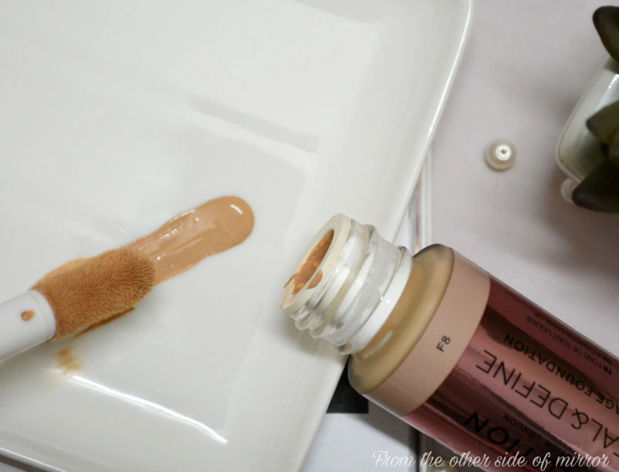MakeupRevolution Conceal & Define Foundation - F8 