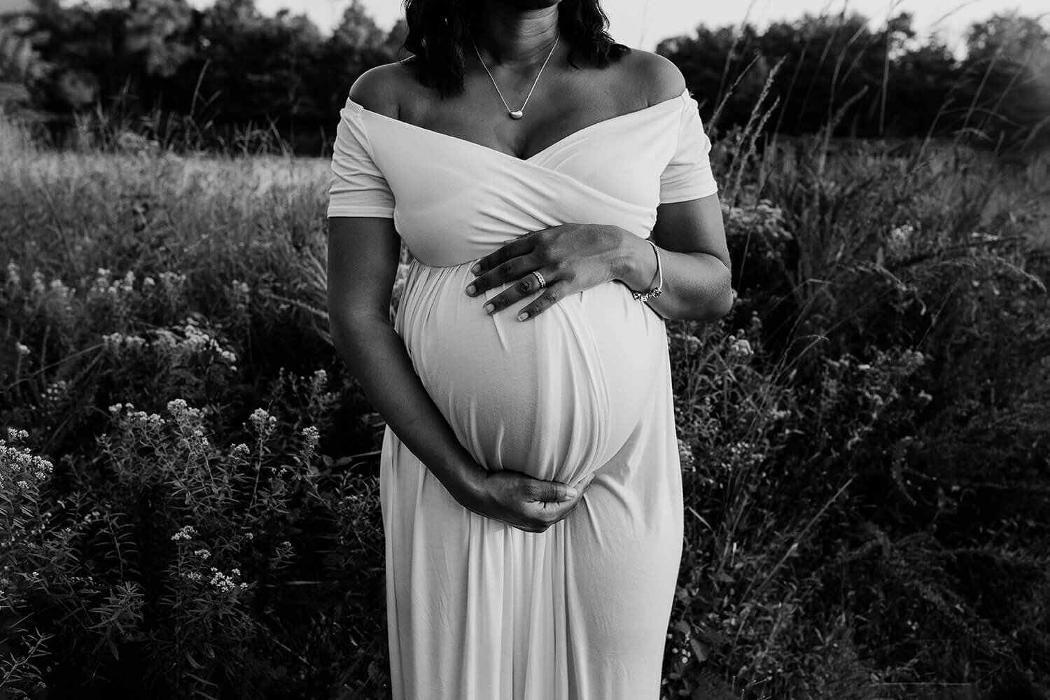 black-and-white-baby-bump-emily-bien-photography.jpg