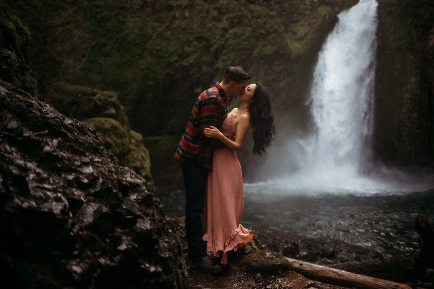 Portland-Oregon-Couple-Engagement-Photos-PNW-waterfall-adventure-session-242.jpg