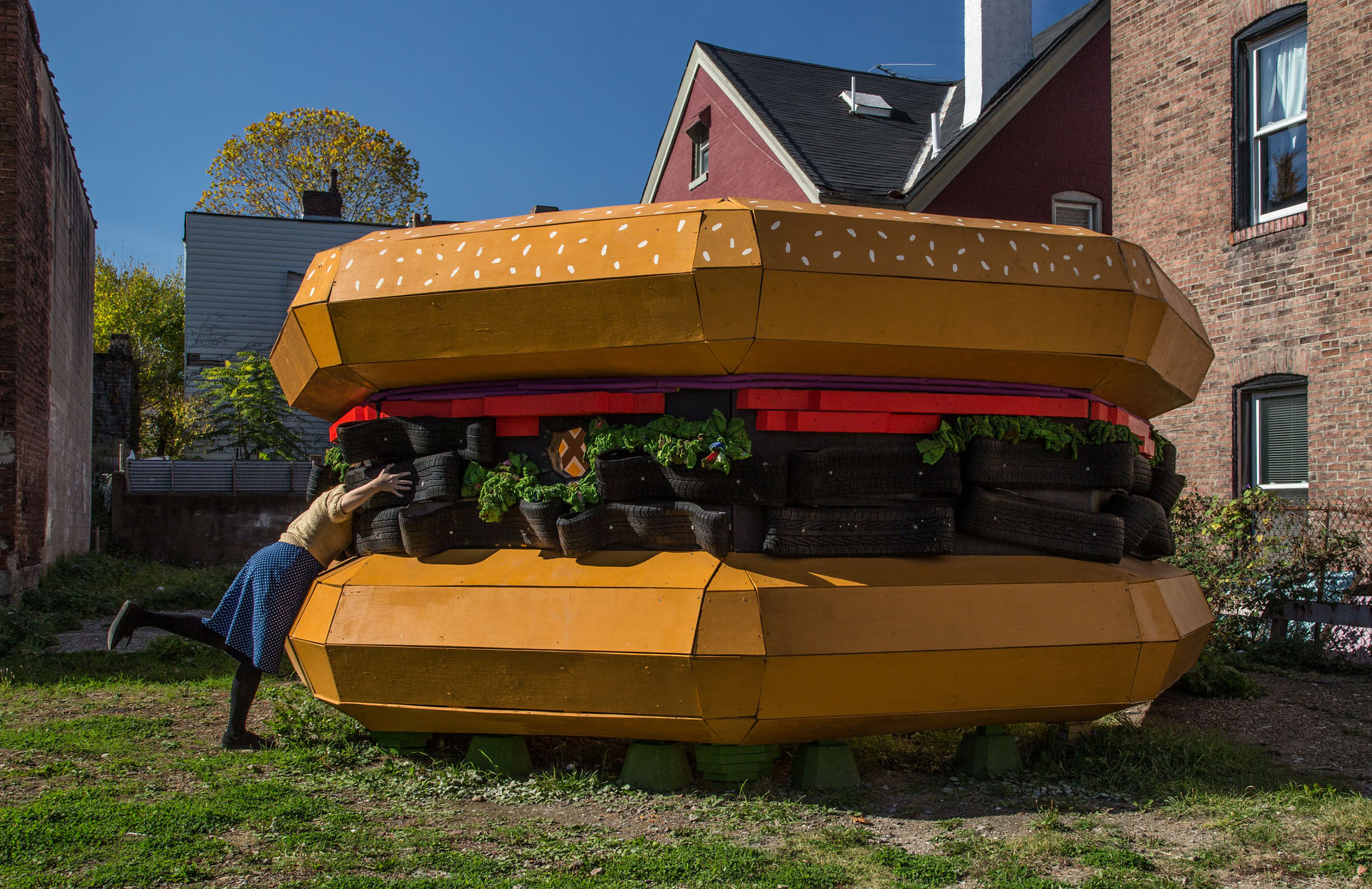"Northside Road Side" (2016) Designed & constructed by Amy Masters. Workers: Saige Baxter, Linda Van Gehucten, Dwight Hall, Zack Lee, John Pena & John Tronsor. Volunteers: Greg Hofstetter, Christian Morris, Sara Ryan, Natalie Sweet & Aishia White. Photo credit: Ivette Spradlin