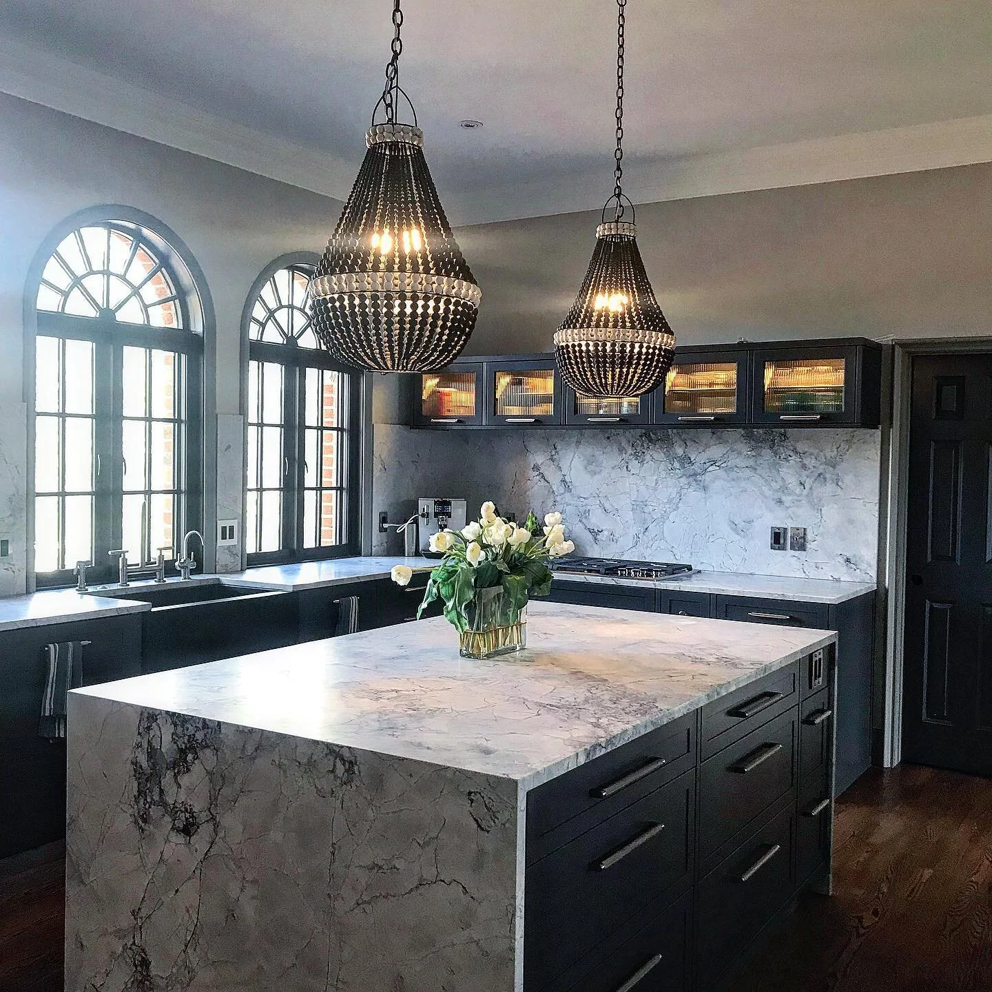 Last touches to this kitchen - wooden beaded shades bought in Bali - at times when one could just go to Bali 😇and wired in Colorado with functional LED three point directional bulbs. I think they are perfect 🤩 💡 🖤