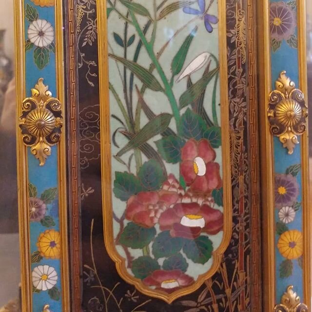 Let's talk about the Art Nouveau movement also known as Arts and craft movement in the UK.

Art Nouveau based most of it's designs on nature! Of course this means a lot of floral decoration (figure 1 and 3) but it went a lot deeper than that! Railing