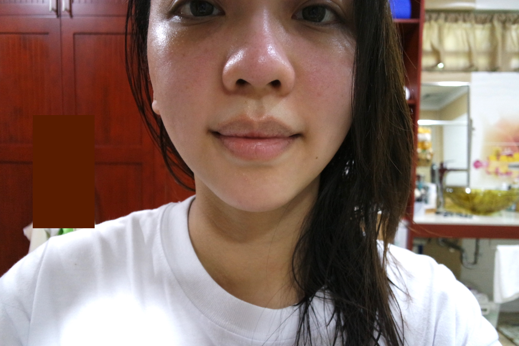 Before applying April Skin Magic Oil Tint in Scarlet 101. Note how my lips have dark outer circles (Pati ba sa lips dark circles nanaman?! Jusko dark circles, leave me alone, please!!! The power of Christ compels you!)