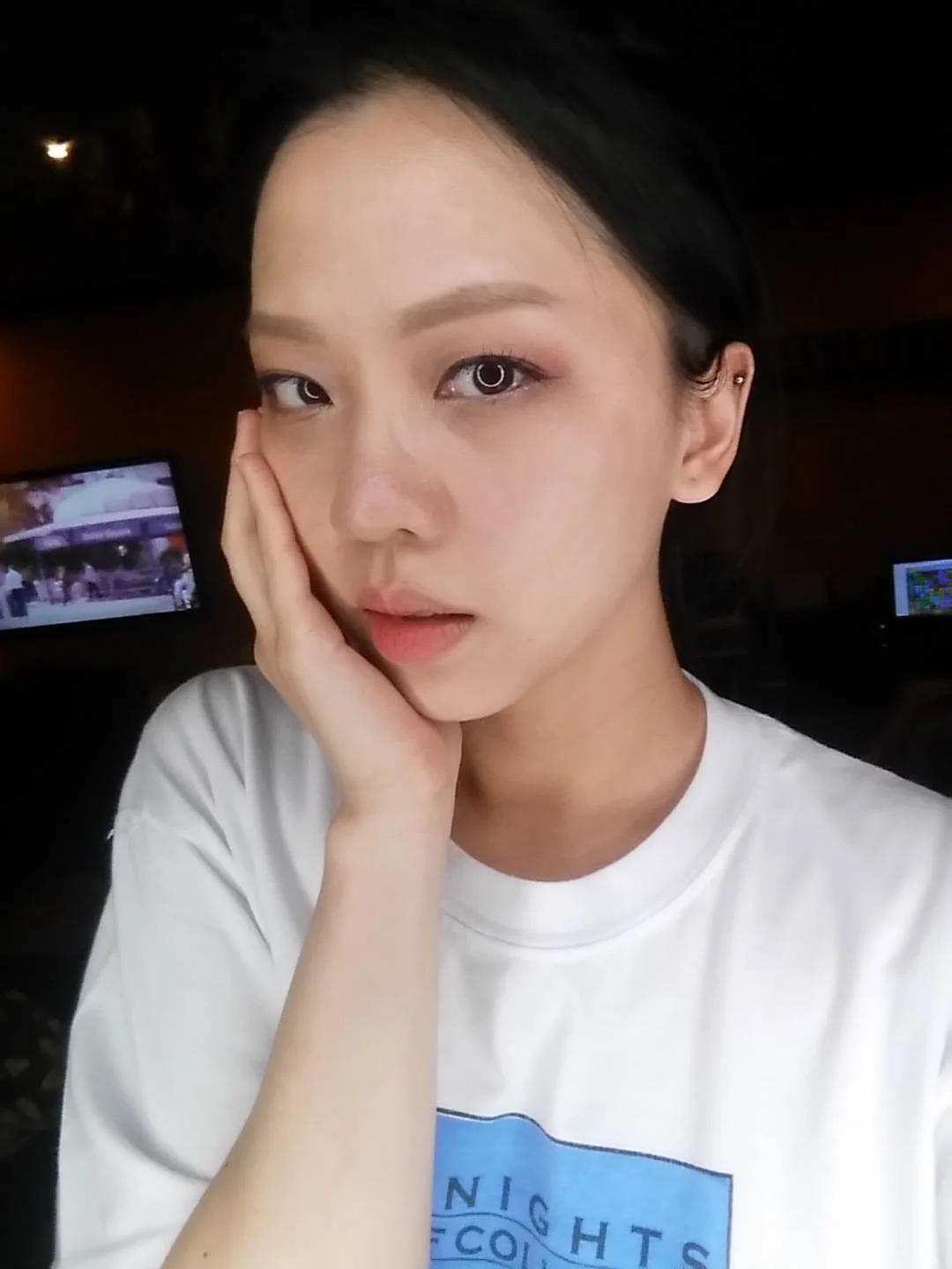 The photo looks great because of the catchlight, but the ring light distracts from poor eyeshadow work here.