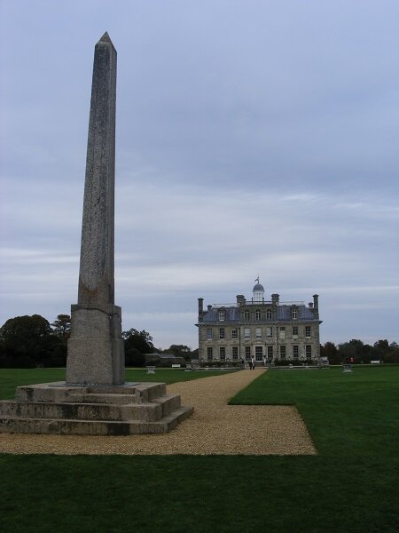 The obelisk and the house