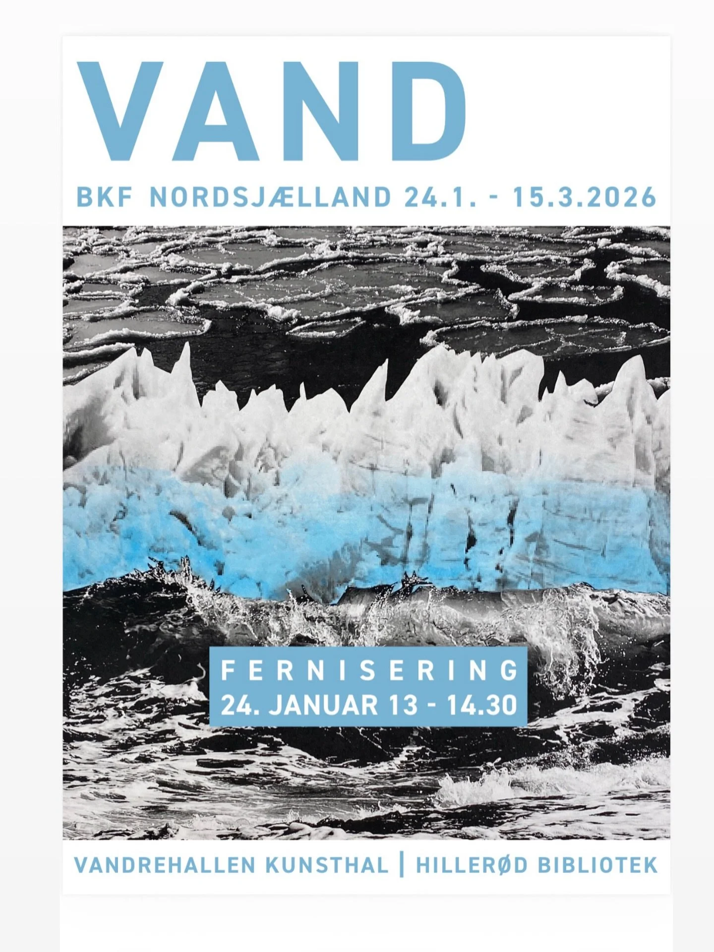 &bull;
Invitation til udstillingen &ldquo;Vand&rdquo; p&aring; Hiller&oslash;d Bibliotek i Vandrehallen. Der vil v&aelig;re over 100 v&aelig;rker i st&oslash;rrelsen 30 &times; 30 cm samt skulpturer og installationer. 
Alle v&aelig;rker er udf&oslash