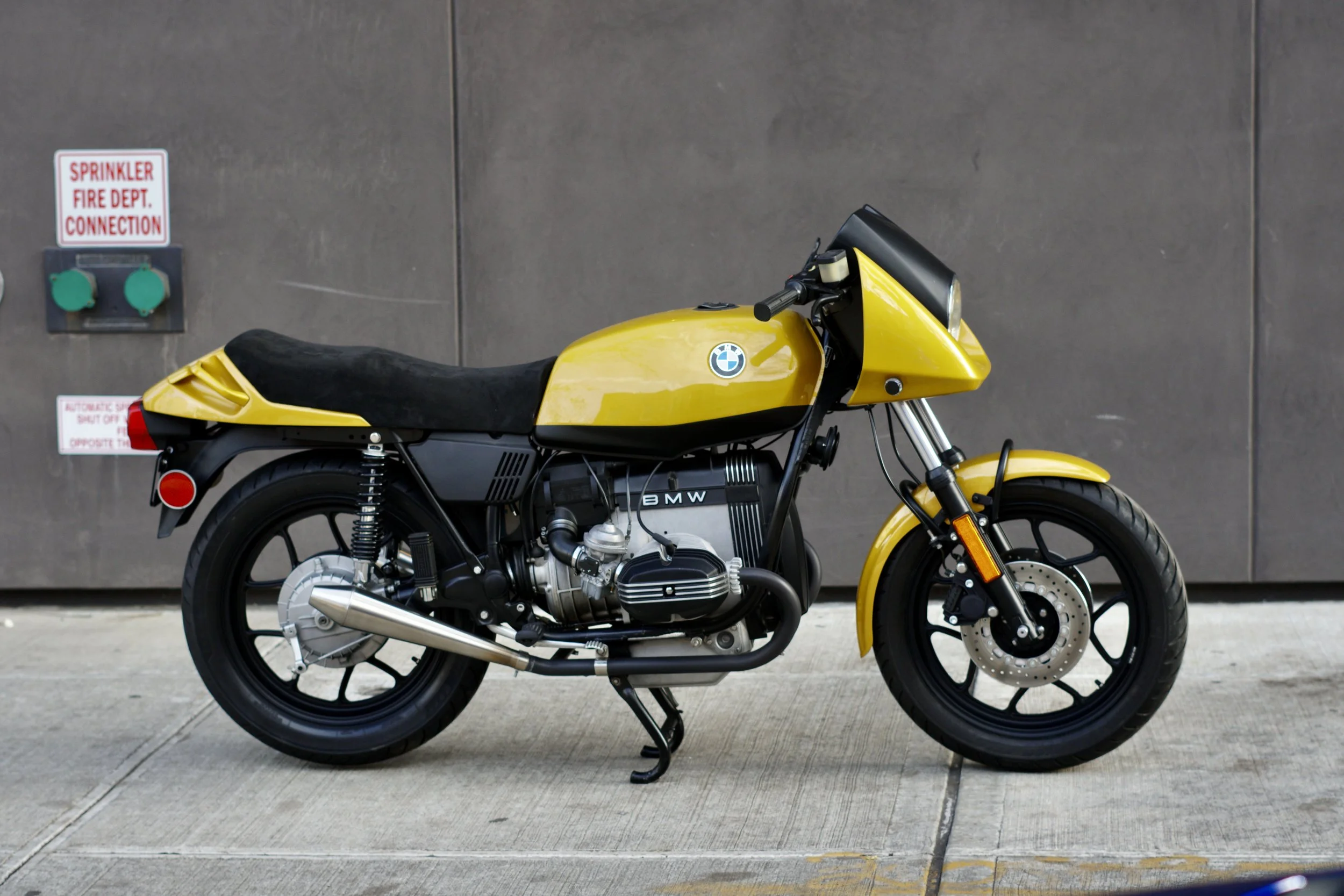           

 
     SOLD ON BRING A TRAILER   
 




















  
  



           

 
    BMW R65 LS CUSTOM (860cc)    Oro Metalizzatto   Originally designed by Hans Muth as a “flash bike” the R65LS has always been sort of the misunderstood, un