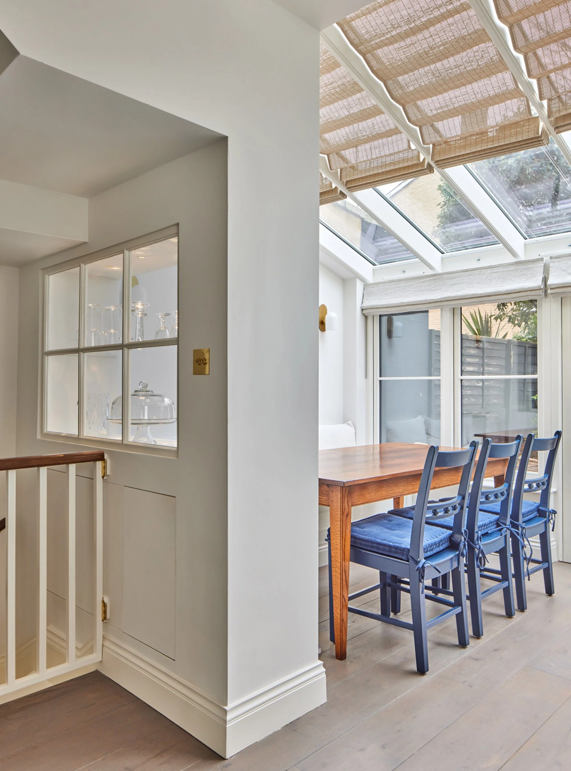 Hackney-luxury-townhouse-_0003_Dining-area-inbuilt-seating-glass-blue-dining-chairs.jpg