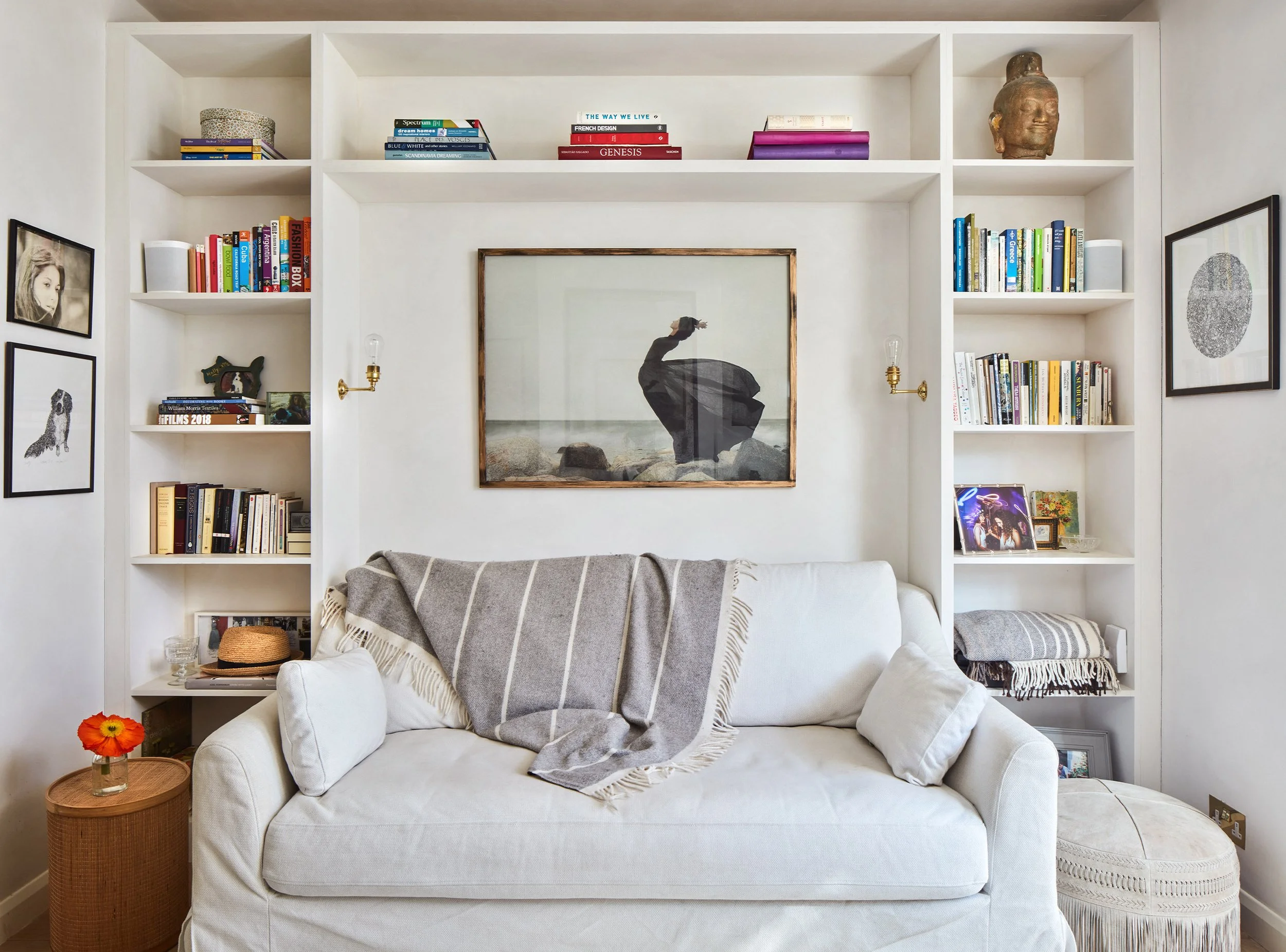 _0000_Off-white-sitting-room-with-in-built-bookshelves-lighting-art-london-interiors-inspiration.jpg